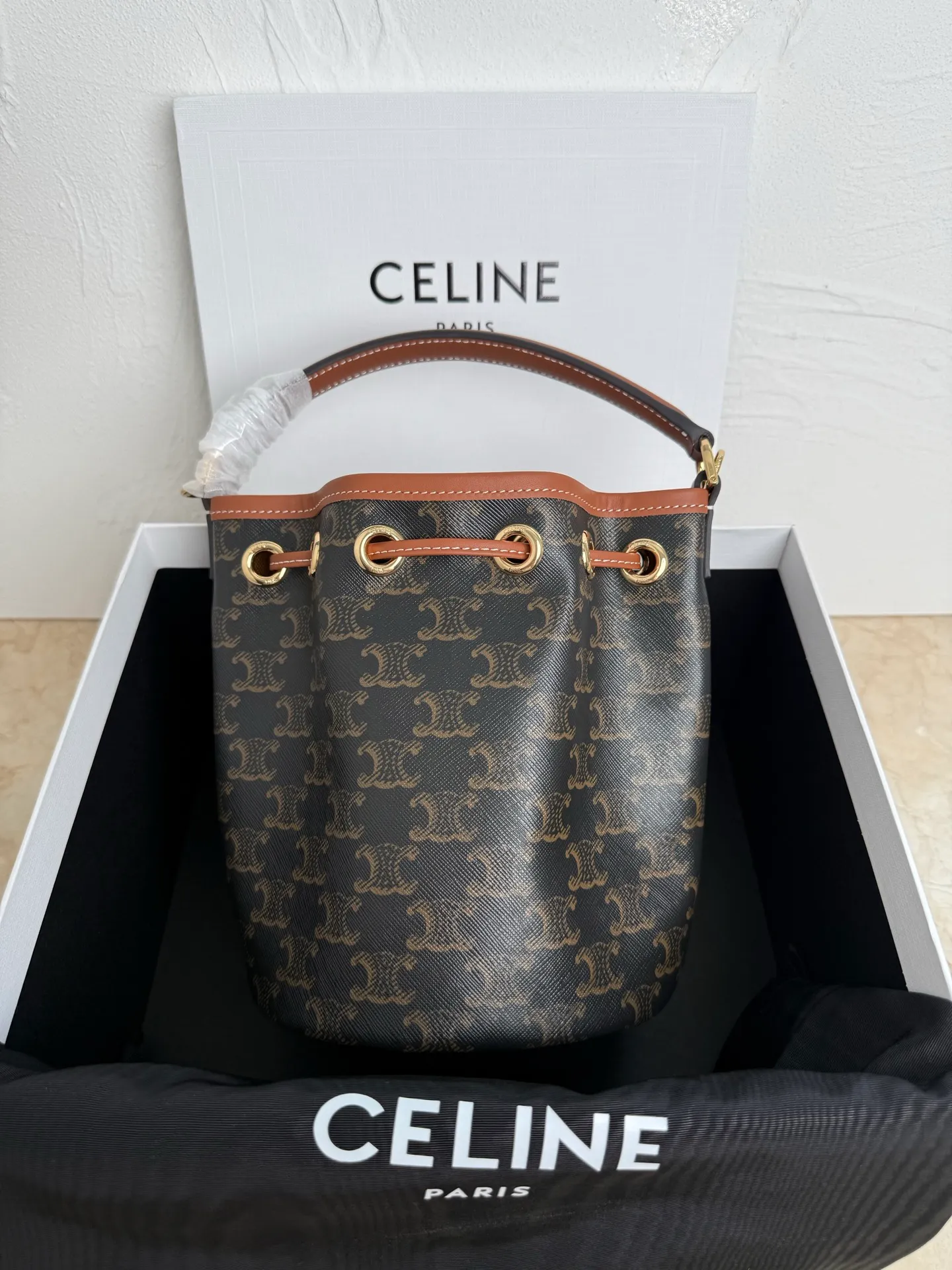 💰1260. New product launched🅰️🅰️ CE popular drawstring bucket bag! CE new small bucket CLARA. Extra large capacity, drawstring closure design, plus carrying handle, classic ocher brown Arc de Triomphe print, wear-resistant and stain-resistant, fabric lining, gold finish 🉑️Hand-held 🉑️Shoulder 🉑️Crossbody! This new bucket bag is a perfect combination for practical commuting❇️ Style number: 121672 Size: 16x19x16cm (with original packaging)