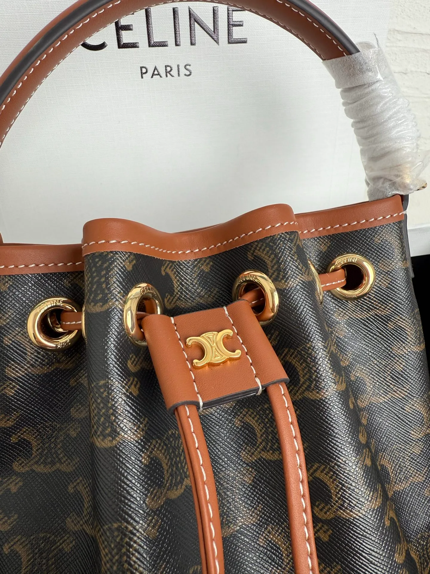 💰1260. New product launched🅰️🅰️ CE popular drawstring bucket bag! CE new small bucket CLARA. Extra large capacity, drawstring closure design, plus carrying handle, classic ocher brown Arc de Triomphe print, wear-resistant and stain-resistant, fabric lining, gold finish 🉑️Hand-held 🉑️Shoulder 🉑️Crossbody! This new bucket bag is a perfect combination for practical commuting❇️ Style number: 121672 Size: 16x19x16cm (with original packaging)
