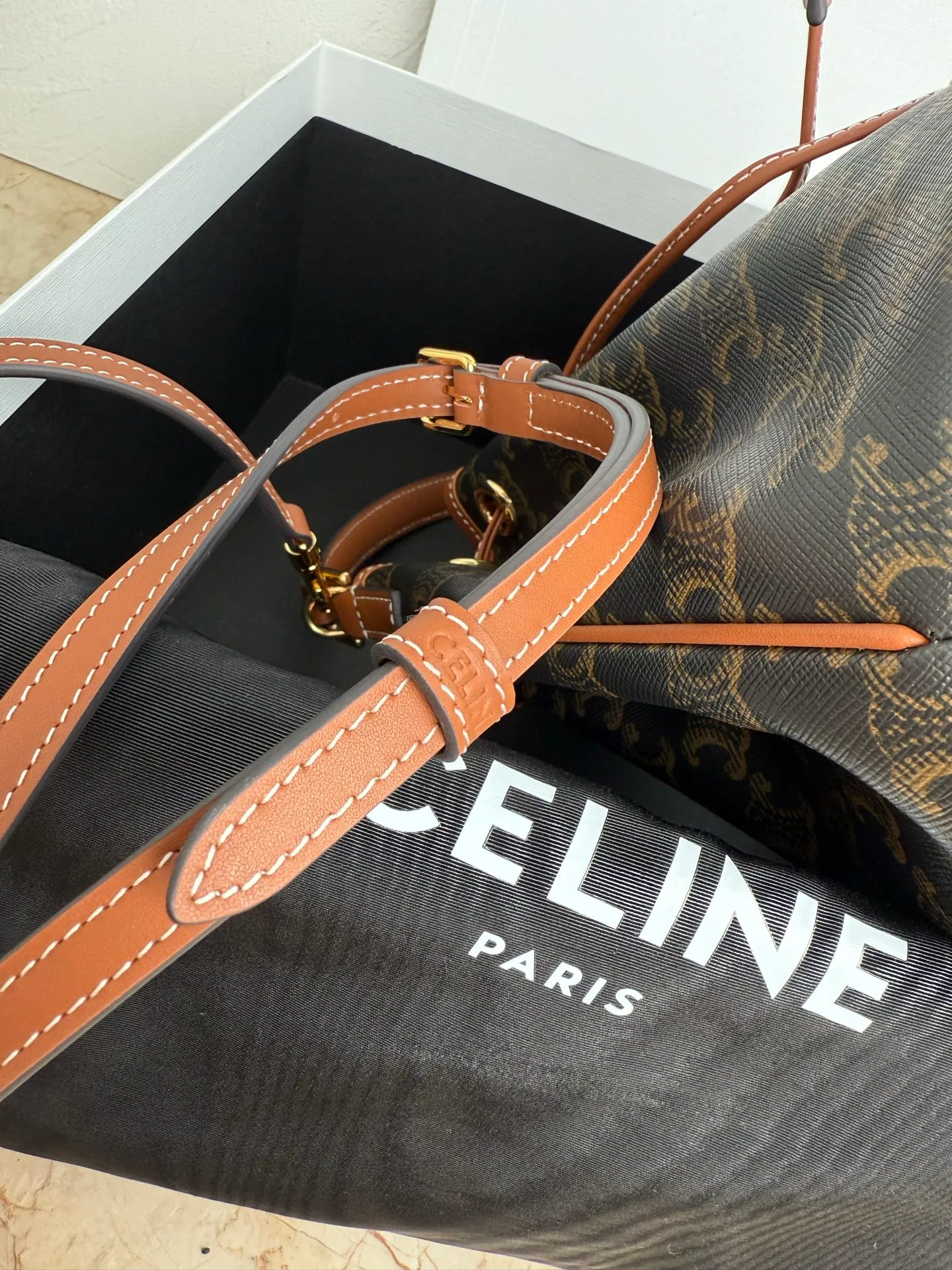 💰1260. New product launched🅰️🅰️ CE popular drawstring bucket bag! CE new small bucket CLARA. Extra large capacity, drawstring closure design, plus carrying handle, classic ocher brown Arc de Triomphe print, wear-resistant and stain-resistant, fabric lining, gold finish 🉑️Hand-held 🉑️Shoulder 🉑️Crossbody! This new bucket bag is a perfect combination for practical commuting❇️ Style number: 121672 Size: 16x19x16cm (with original packaging)