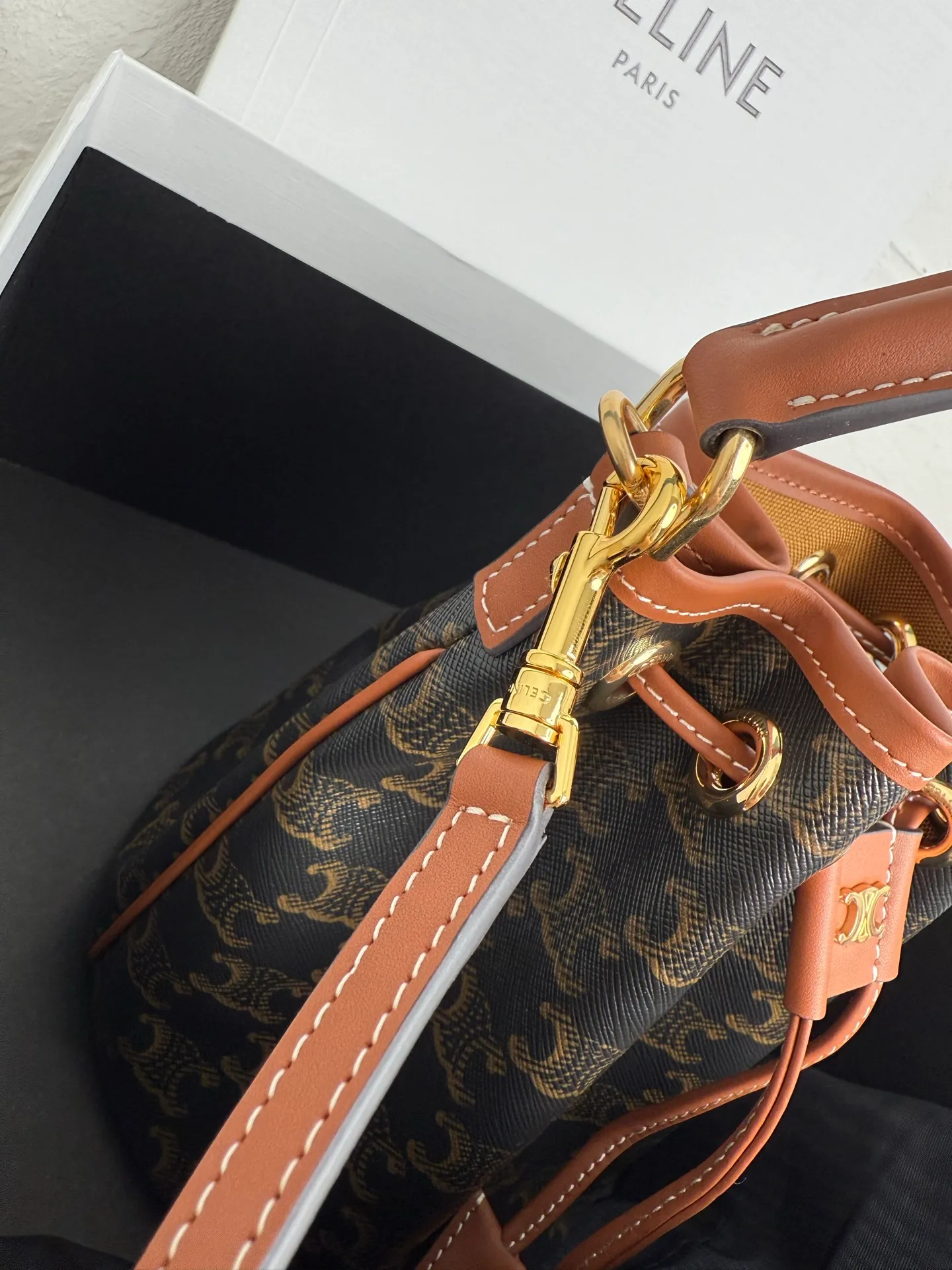 💰1260. New product launched🅰️🅰️ CE popular drawstring bucket bag! CE new small bucket CLARA. Extra large capacity, drawstring closure design, plus carrying handle, classic ocher brown Arc de Triomphe print, wear-resistant and stain-resistant, fabric lining, gold finish 🉑️Hand-held 🉑️Shoulder 🉑️Crossbody! This new bucket bag is a perfect combination for practical commuting❇️ Style number: 121672 Size: 16x19x16cm (with original packaging)
