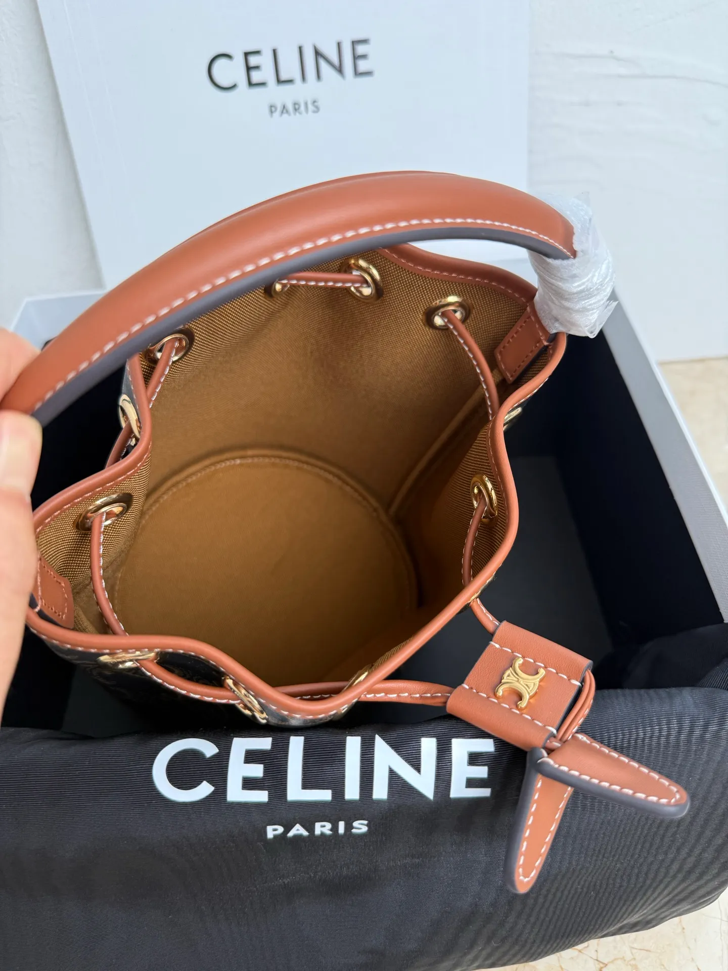 💰1260. New product launched🅰️🅰️ CE popular drawstring bucket bag! CE new small bucket CLARA. Extra large capacity, drawstring closure design, plus carrying handle, classic ocher brown Arc de Triomphe print, wear-resistant and stain-resistant, fabric lining, gold finish 🉑️Hand-held 🉑️Shoulder 🉑️Crossbody! This new bucket bag is a perfect combination for practical commuting❇️ Style number: 121672 Size: 16x19x16cm (with original packaging)