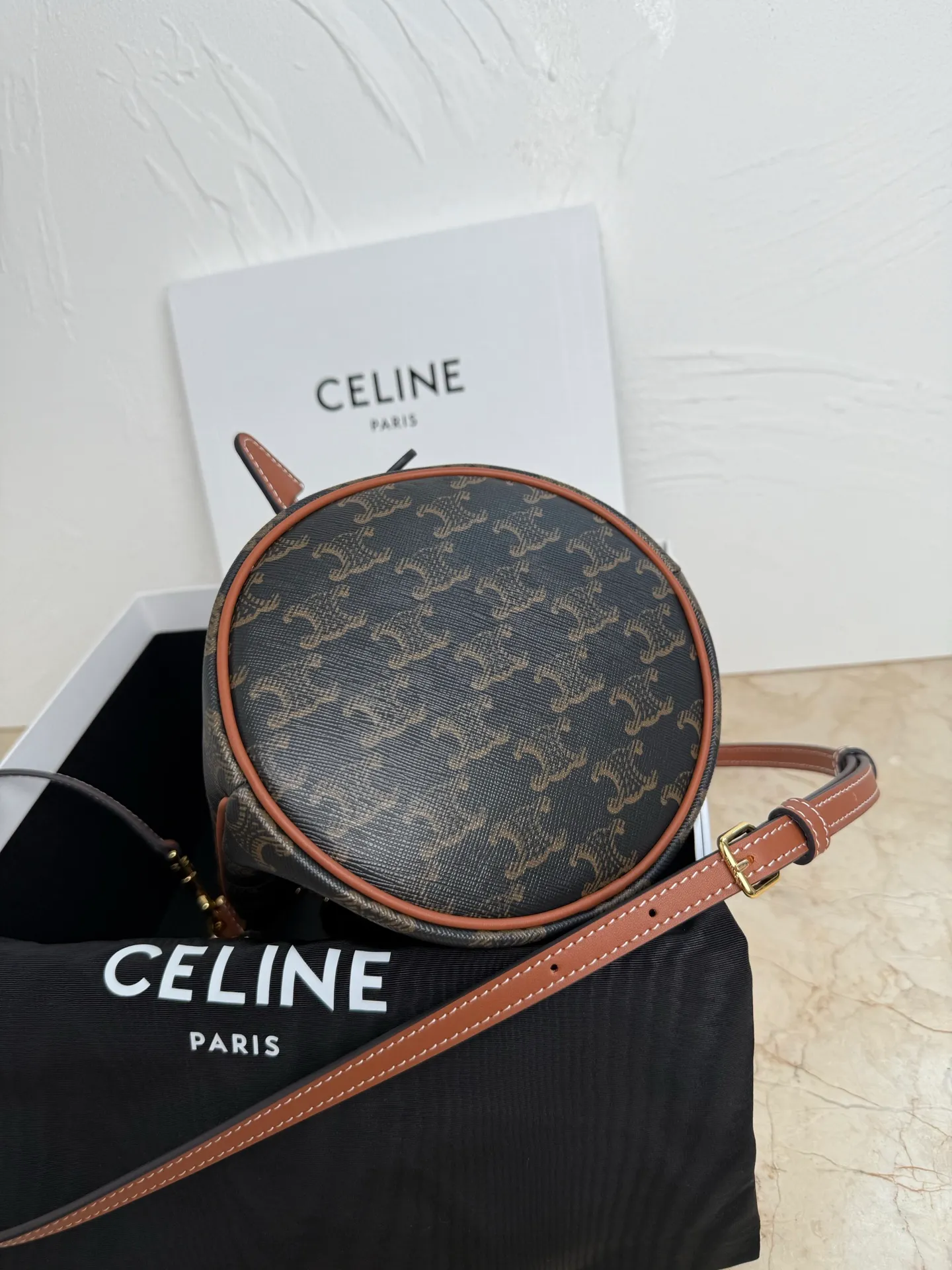 💰1260. New product launched🅰️🅰️ CE popular drawstring bucket bag! CE new small bucket CLARA. Extra large capacity, drawstring closure design, plus carrying handle, classic ocher brown Arc de Triomphe print, wear-resistant and stain-resistant, fabric lining, gold finish 🉑️Hand-held 🉑️Shoulder 🉑️Crossbody! This new bucket bag is a perfect combination for practical commuting❇️ Style number: 121672 Size: 16x19x16cm (with original packaging)