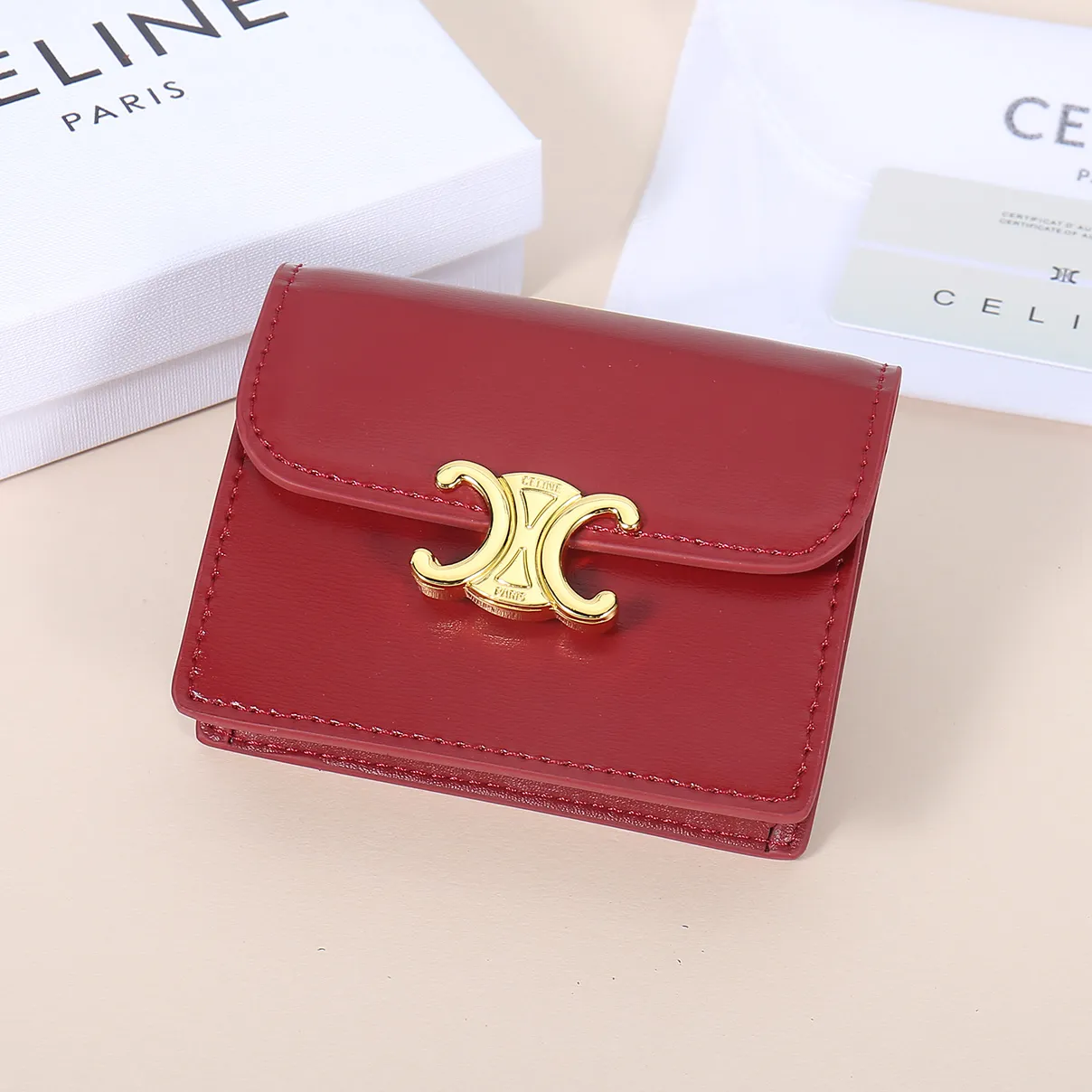 💰130, Celine's new card holder, TRIOMPHE business card holder, large cowhide with plain microfiber interior, gold finish TRIOMPHE metal snap closure, 1 thickened main compartment, 3 inner card slots. No.: 10N063 Size: 10.5x8.5x3 cm