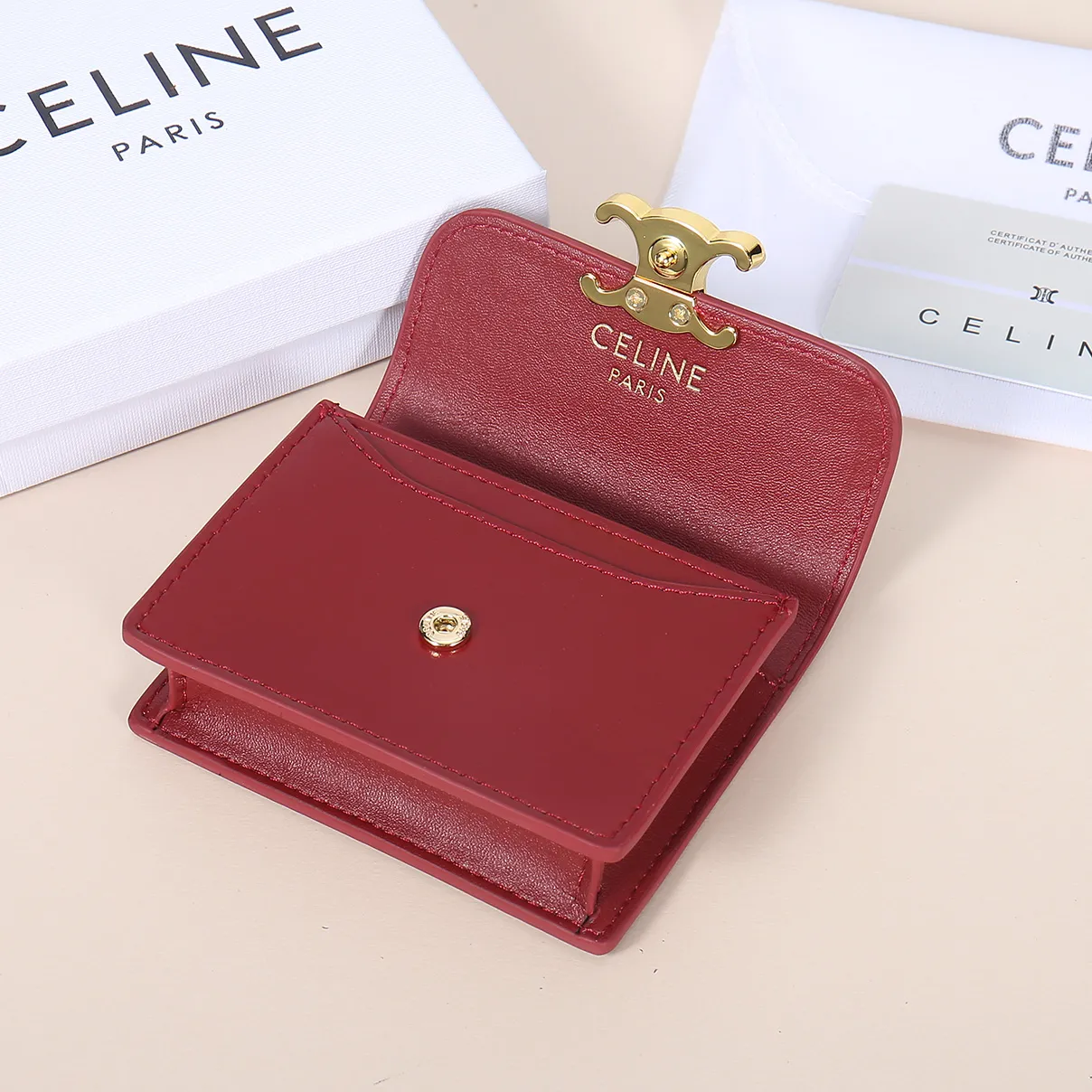 💰130, Celine's new card holder, TRIOMPHE business card holder, large cowhide with plain microfiber interior, gold finish TRIOMPHE metal snap closure, 1 thickened main compartment, 3 inner card slots. No.: 10N063 Size: 10.5x8.5x3 cm