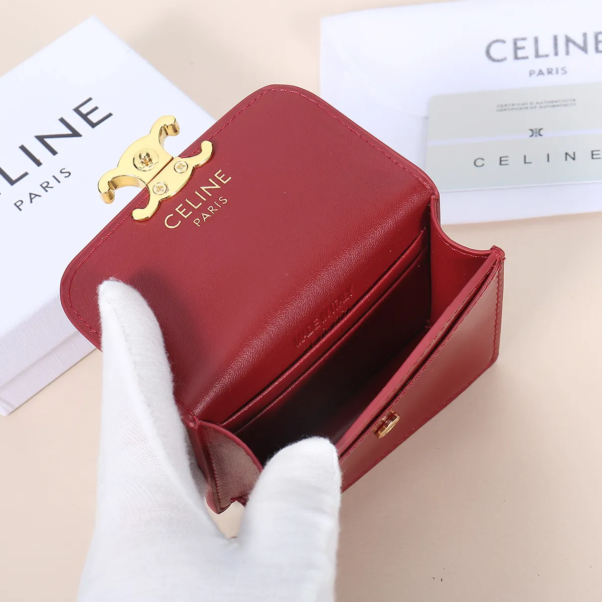 💰130, Celine's new card holder, TRIOMPHE business card holder, large cowhide with plain microfiber interior, gold finish TRIOMPHE metal snap closure, 1 thickened main compartment, 3 inner card slots. No.: 10N063 Size: 10.5x8.5x3 cm