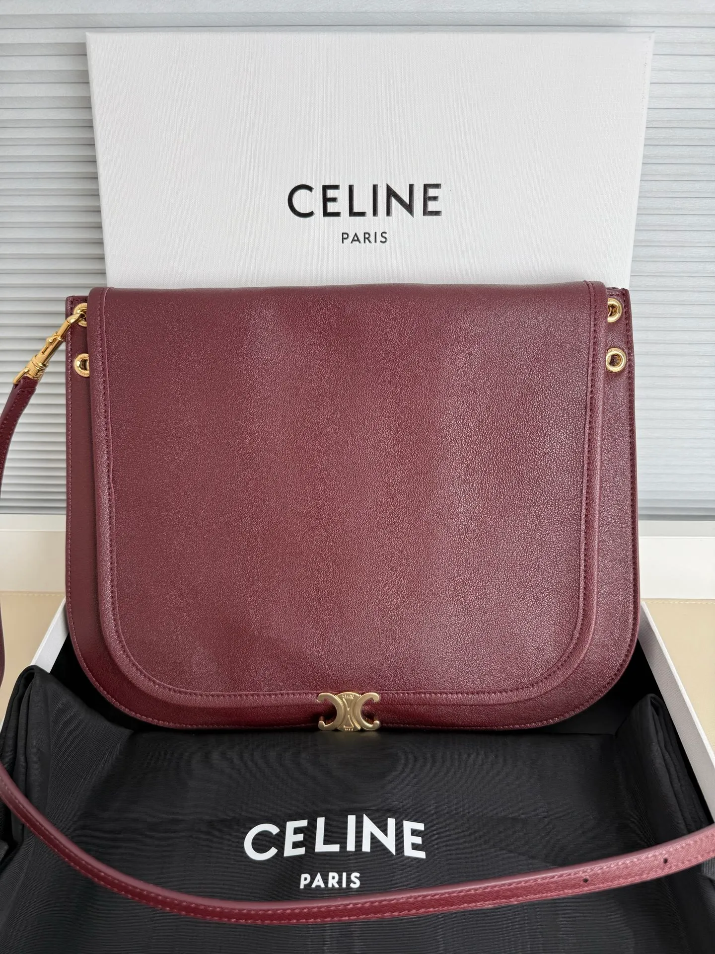 p1900 CELINE Besace Relaxed large bag🖤 Soft Triomphe Besace ~ A large bag that can be relaxed at any time. It is still cool in black [kiss an R] Fashionable black gold refreshes the perception of the weight of large bags☁️ Shiny lambskin The material is light and this piece is very stable [see R] ▪️Size (35x25x13cm)🖤 Model: 123632