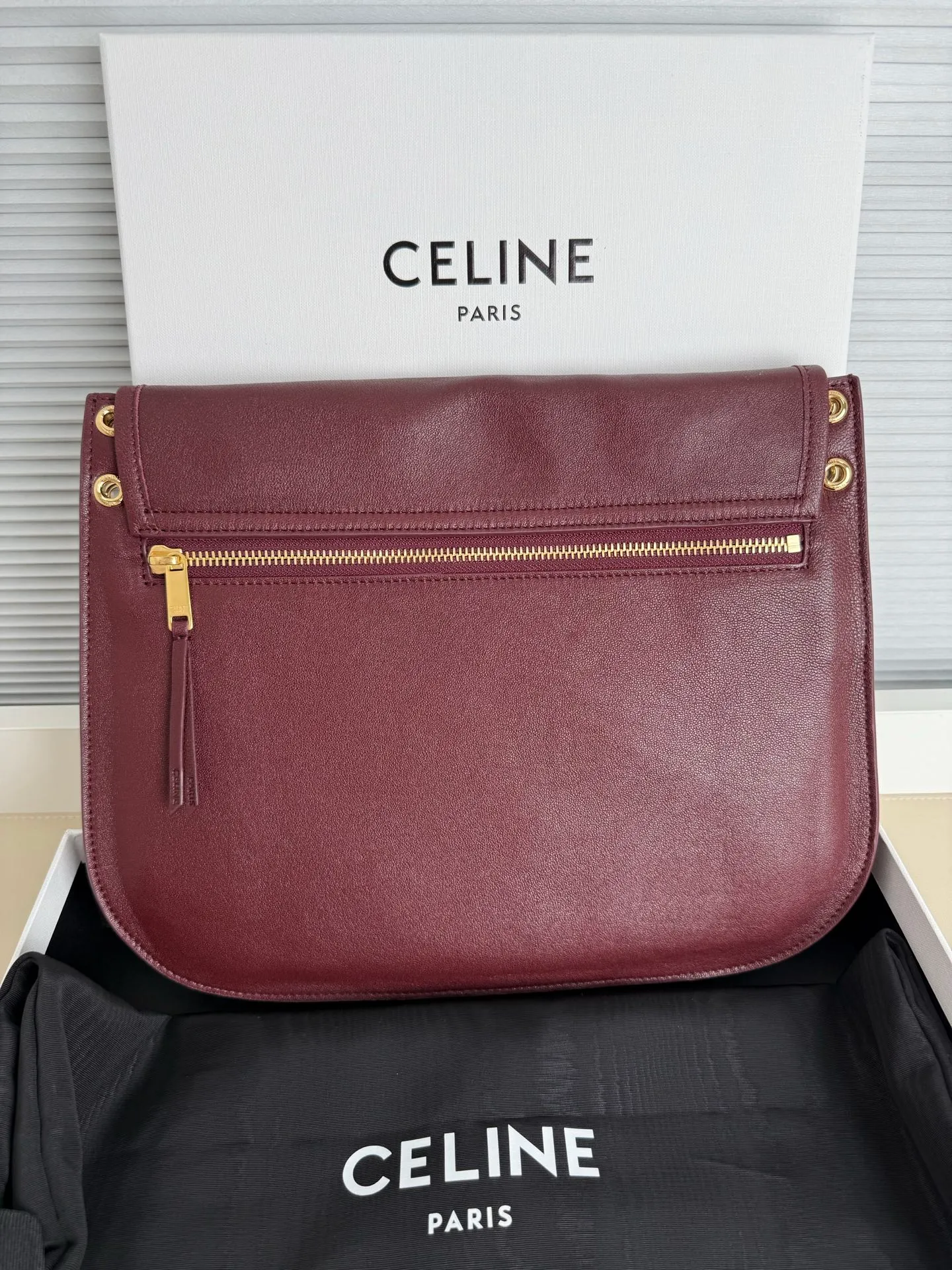p1900 CELINE Besace Relaxed large bag🖤 Soft Triomphe Besace ~ A large bag that can be relaxed at any time. It is still cool in black [kiss an R] Fashionable black gold refreshes the perception of the weight of large bags☁️ Shiny lambskin The material is light and this piece is very stable [see R] ▪️Size (35x25x13cm)🖤 Model: 123632