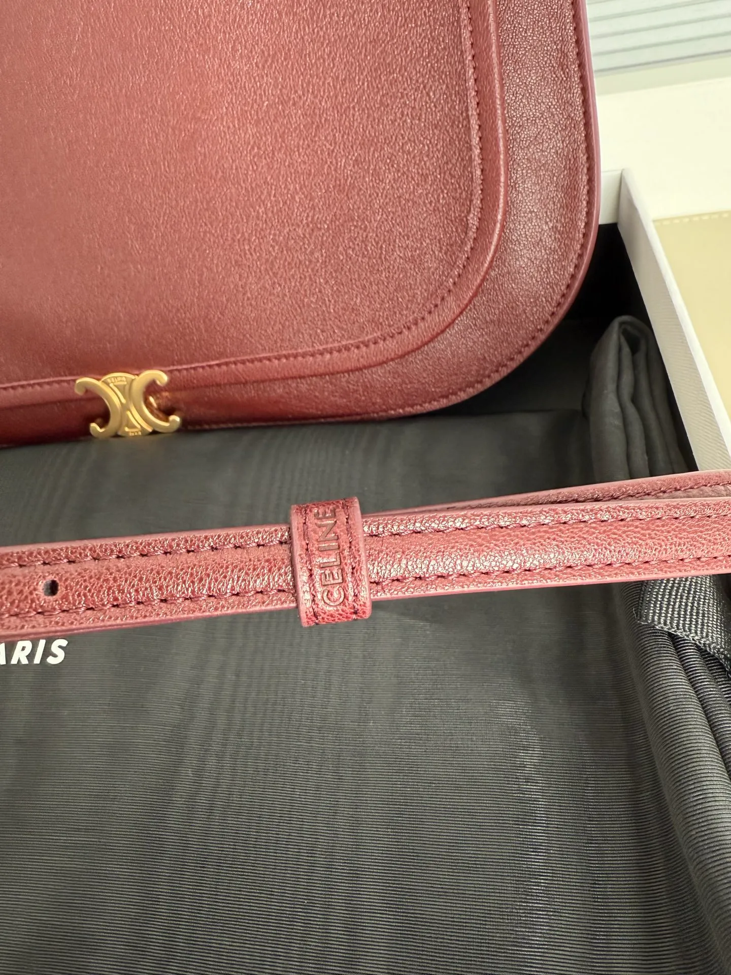 p1900 CELINE Besace Relaxed large bag🖤 Soft Triomphe Besace ~ A large bag that can be relaxed at any time. It is still cool in black [kiss an R] Fashionable black gold refreshes the perception of the weight of large bags☁️ Shiny lambskin The material is light and this piece is very stable [see R] ▪️Size (35x25x13cm)🖤 Model: 123632