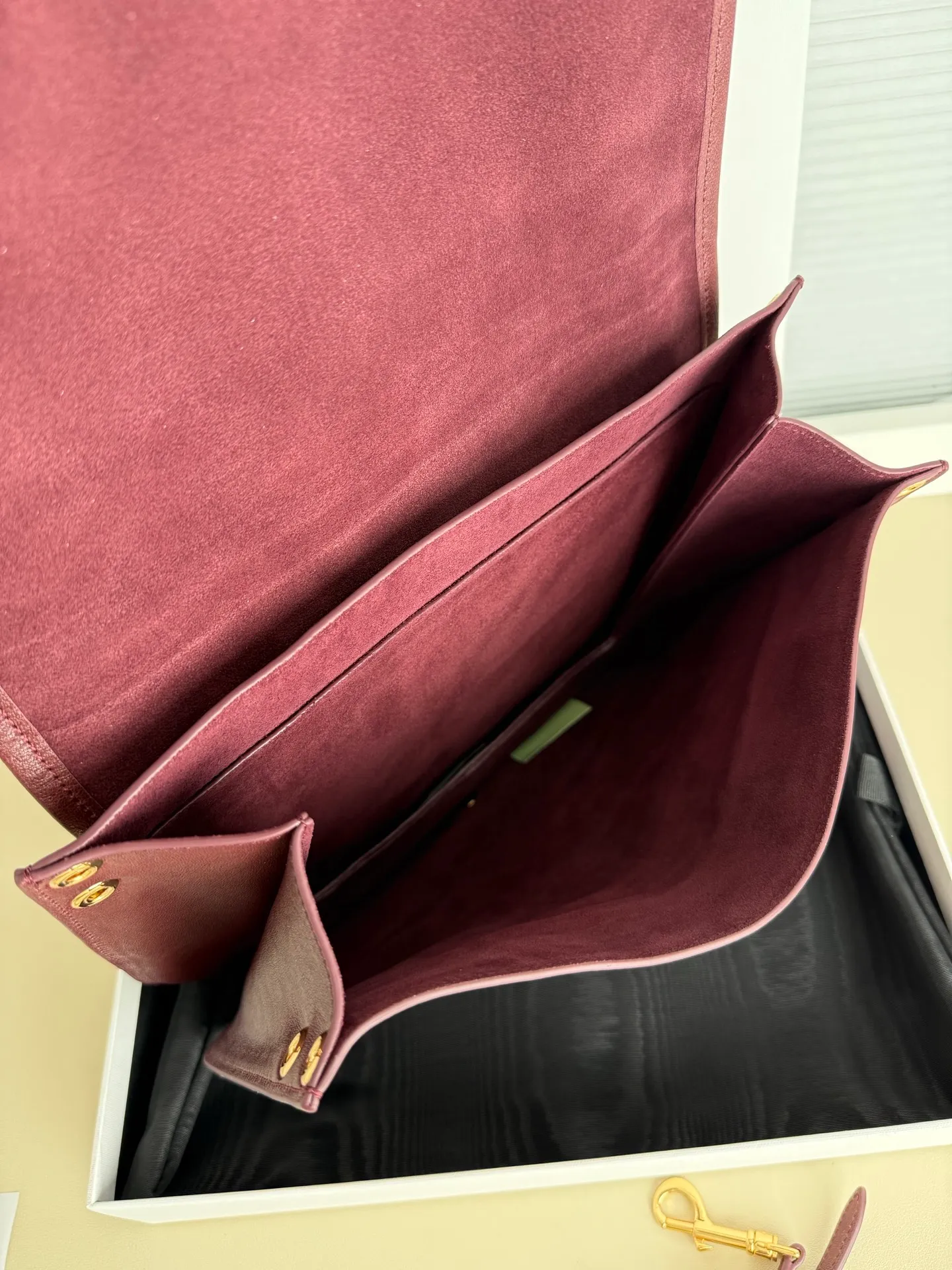 p1900 CELINE Besace Relaxed large bag🖤 Soft Triomphe Besace ~ A large bag that can be relaxed at any time. It is still cool in black [kiss an R] Fashionable black gold refreshes the perception of the weight of large bags☁️ Shiny lambskin The material is light and this piece is very stable [see R] ▪️Size (35x25x13cm)🖤 Model: 123632