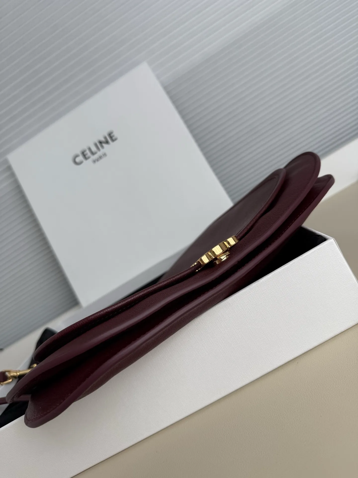 p1900 CELINE Besace Relaxed large bag🖤 Soft Triomphe Besace ~ A large bag that can be relaxed at any time. It is still cool in black [kiss an R] Fashionable black gold refreshes the perception of the weight of large bags☁️ Shiny lambskin The material is light and this piece is very stable [see R] ▪️Size (35x25x13cm)🖤 Model: 123632