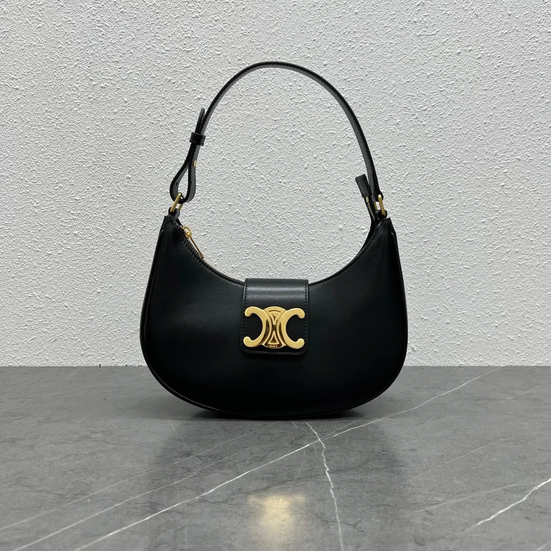 New product is online🅰️🅰️ "Details" Ava armpit bag with large logo and presbyopic brown new product is online~ It has a good-looking retro literary atmosphere~ It directly hits my heart. It's really nice! The armpit bag is retro, handsome and a little cute. It is exquisite and compact♡ Retro and fashionable. It is practical and easy to wear. It can be carried in the hand and under the arm and on the back. Style number: 114493 Size: 23x13.5x6cm