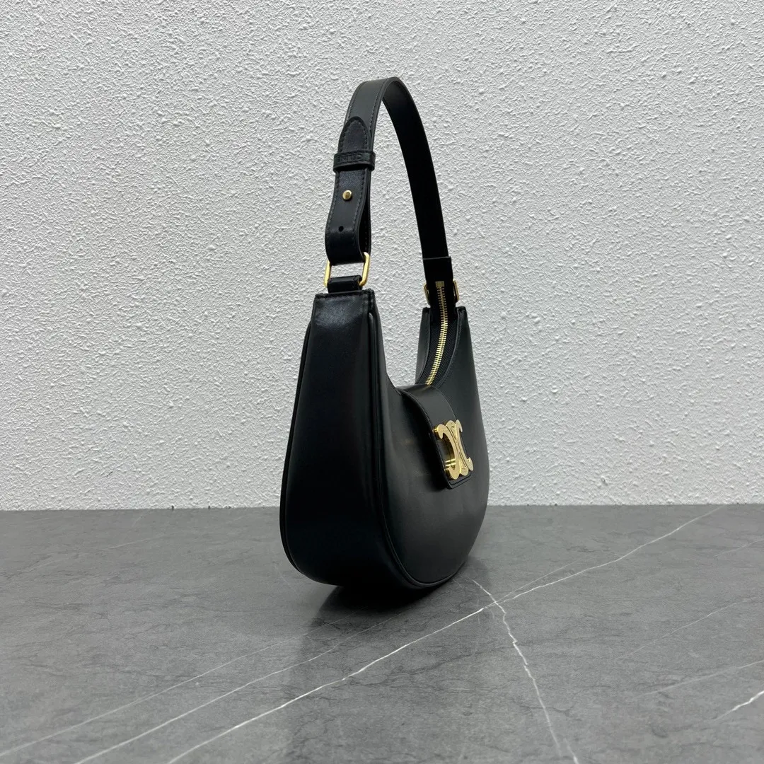 New product is online🅰️🅰️ "Details" Ava armpit bag with large logo and presbyopic brown new product is online~ It has a good-looking retro literary atmosphere~ It directly hits my heart. It's really nice! The armpit bag is retro, handsome and a little cute. It is exquisite and compact♡ Retro and fashionable. It is practical and easy to wear. It can be carried in the hand and under the arm and on the back. Style number: 114493 Size: 23x13.5x6cm