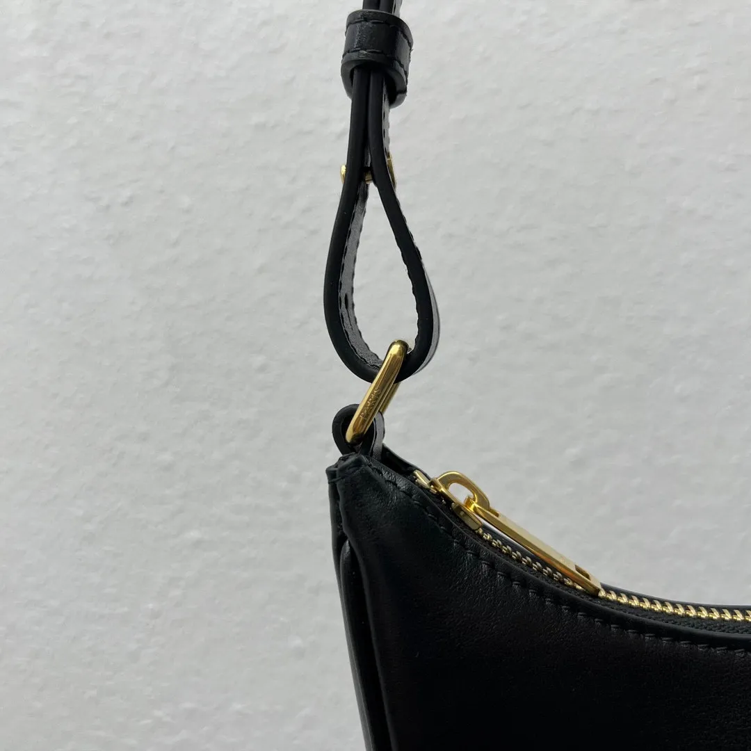 New product is online🅰️🅰️ "Details" Ava armpit bag with large logo and presbyopic brown new product is online~ It has a good-looking retro literary atmosphere~ It directly hits my heart. It's really nice! The armpit bag is retro, handsome and a little cute. It is exquisite and compact♡ Retro and fashionable. It is practical and easy to wear. It can be carried in the hand and under the arm and on the back. Style number: 114493 Size: 23x13.5x6cm