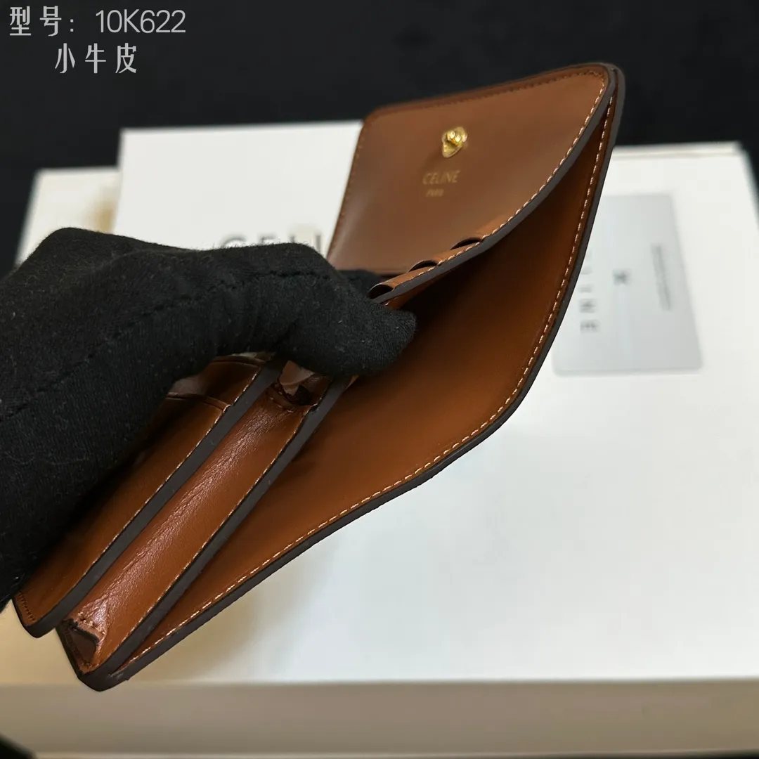 💰150 💎Top quality 💕 𝗖𝗘𝗟𝗜𝗡𝗘 | 𝗧𝗥𝗜𝗢𝗠𝗣𝗛𝗘 Arc de Triomphe short wallet 💕 Full calf leather inside and outside New product launched🅰️🅰️ Pure steel Arc de Triomphe snap-open short wallet Celine's new short Arc de Triomphe hardware buckle wallet. This design is super beautiful, simple and elegant, mini exquisite size, easy to take. It is not only a wallet, but also a piece of art that can be carried with you. The bold and classic Arc de Triomphe gold buckle not only leads the retro trend, but also reveals a sense of impeccable sophistication. This unique design greatly enhances the high taste of the bag holder! Inside: 1 zipper coin bag 1 banknote bag 1 flat pocket 5 card slots Style number: 10K622 Size: 11x3x9 ​​(with original box)