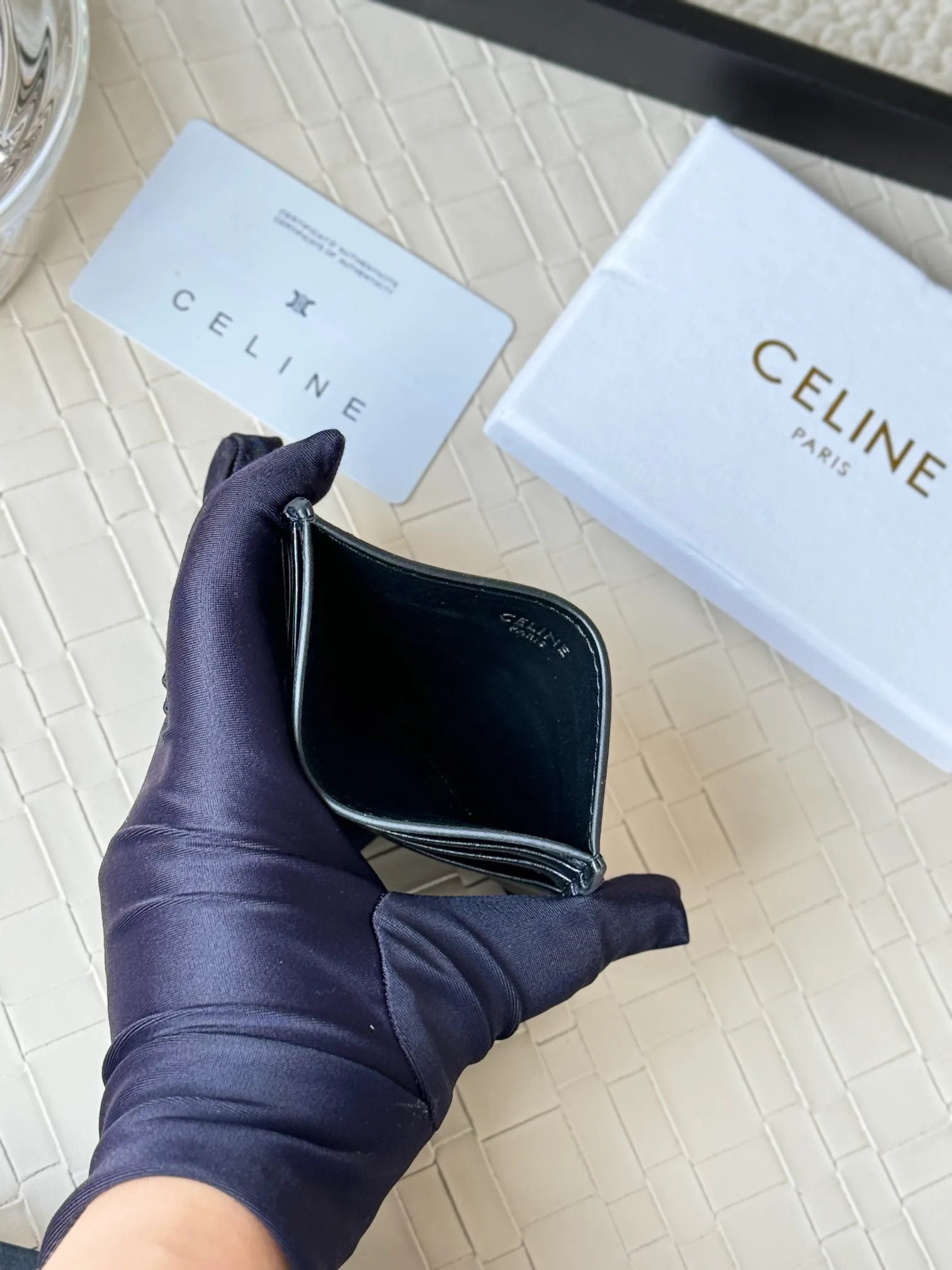 💰100 super mini card holder CELINE's new embossed logo card holder, made of first-layer cowhide, two card slots + one middle pocket Style number: 10L833 Size: 10.5×7cm