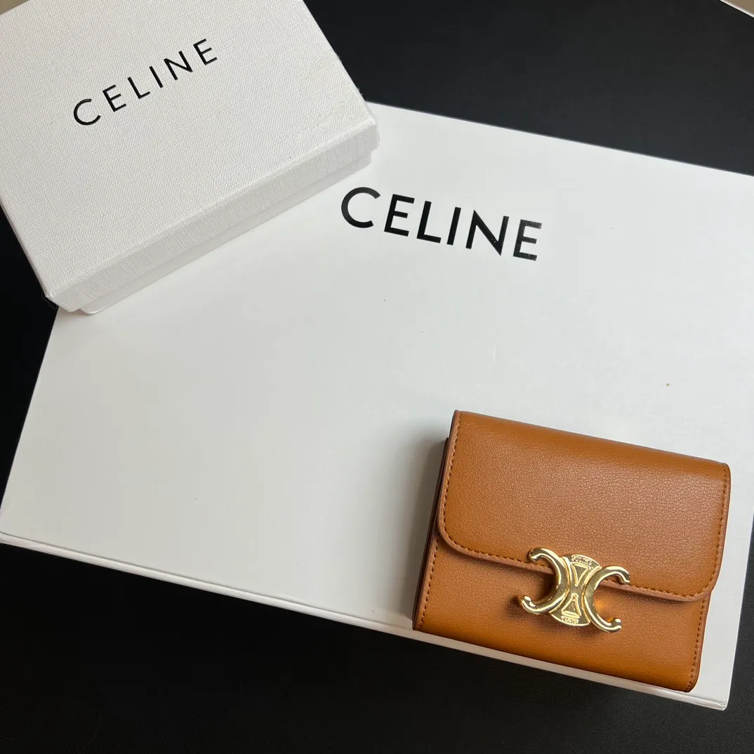 💰150 💎Top quality 🇫🇷 Brown💓 𝗖𝗘𝗟𝗜𝗡𝗘 Arc de Triomphe wallet 2-in-1, full calfskin, second layer leather, non-transferable ‼ ️ Celine’s new glossy cow leather short coin purse ❤️ TRIOMPHE metallic snaps A small item that enhances taste, a classic and popular model. It is good-looking and easy to use. It is small and portable. All kinds of bank cards and ID documents are easy to throw around. You no longer have to worry about not being able to find it. It is a daily essential item. 5 card slots, 1 banknote slot, 1 detachable card pocket. It is really full of everything even though it is small~ The wallet can be used for a long time without losing any money. The high-end packaging also gives you face, so go ahead. Model: 10l653DS3 / 16332 /10I653 Size: 9.5×7.5×3cm