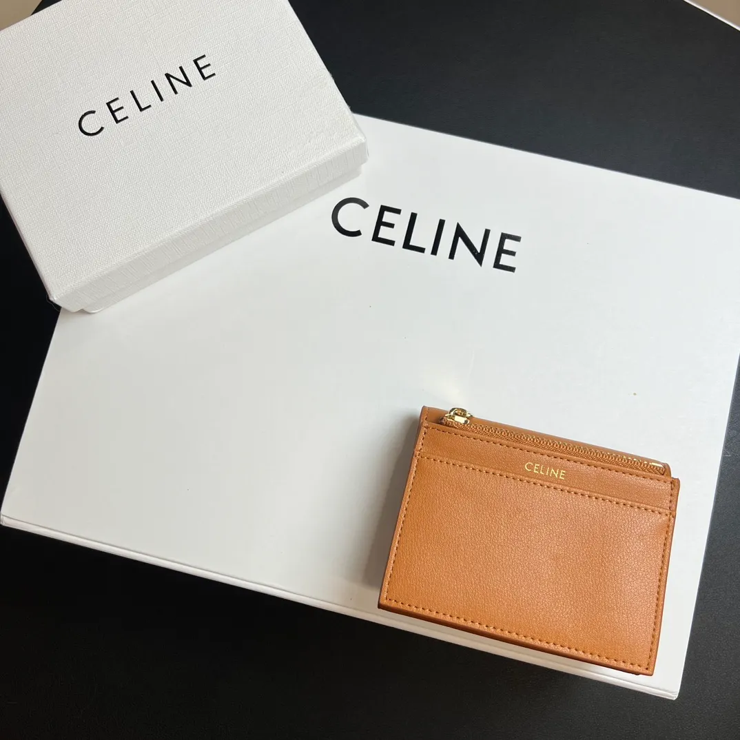 💰150 💎Top quality 🇫🇷 Brown💓 𝗖𝗘𝗟𝗜𝗡𝗘 Arc de Triomphe wallet 2-in-1, full calfskin, second layer leather, non-transferable ‼ ️ Celine’s new glossy cow leather short coin purse ❤️ TRIOMPHE metallic snaps A small item that enhances taste, a classic and popular model. It is good-looking and easy to use. It is small and portable. All kinds of bank cards and ID documents are easy to throw around. You no longer have to worry about not being able to find it. It is a daily essential item. 5 card slots, 1 banknote slot, 1 detachable card pocket. It is really full of everything even though it is small~ The wallet can be used for a long time without losing any money. The high-end packaging also gives you face, so go ahead. Model: 10l653DS3 / 16332 /10I653 Size: 9.5×7.5×3cm