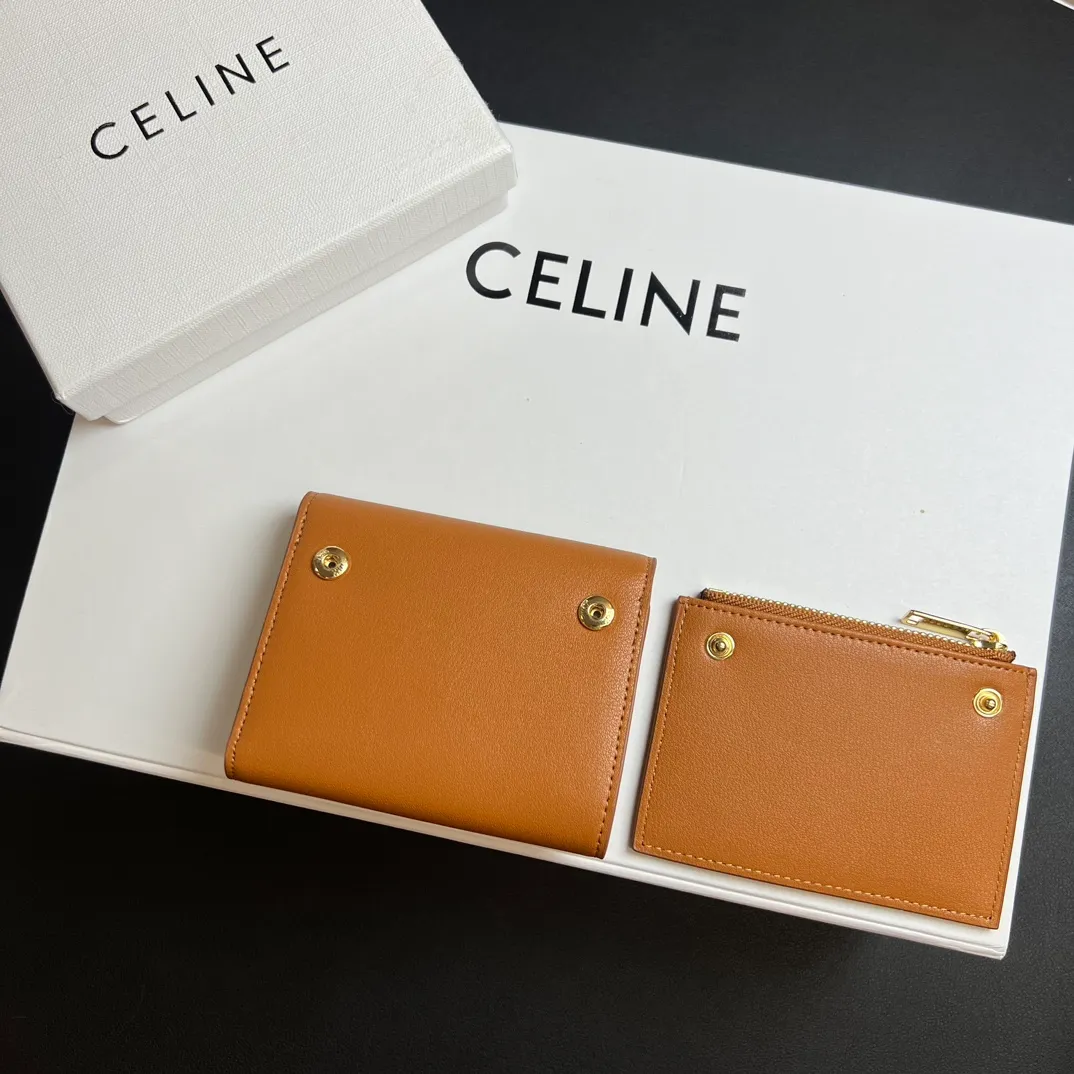 💰150 💎Top quality 🇫🇷 Brown💓 𝗖𝗘𝗟𝗜𝗡𝗘 Arc de Triomphe wallet 2-in-1, full calfskin, second layer leather, non-transferable ‼ ️ Celine’s new glossy cow leather short coin purse ❤️ TRIOMPHE metallic snaps A small item that enhances taste, a classic and popular model. It is good-looking and easy to use. It is small and portable. All kinds of bank cards and ID documents are easy to throw around. You no longer have to worry about not being able to find it. It is a daily essential item. 5 card slots, 1 banknote slot, 1 detachable card pocket. It is really full of everything even though it is small~ The wallet can be used for a long time without losing any money. The high-end packaging also gives you face, so go ahead. Model: 10l653DS3 / 16332 /10I653 Size: 9.5×7.5×3cm