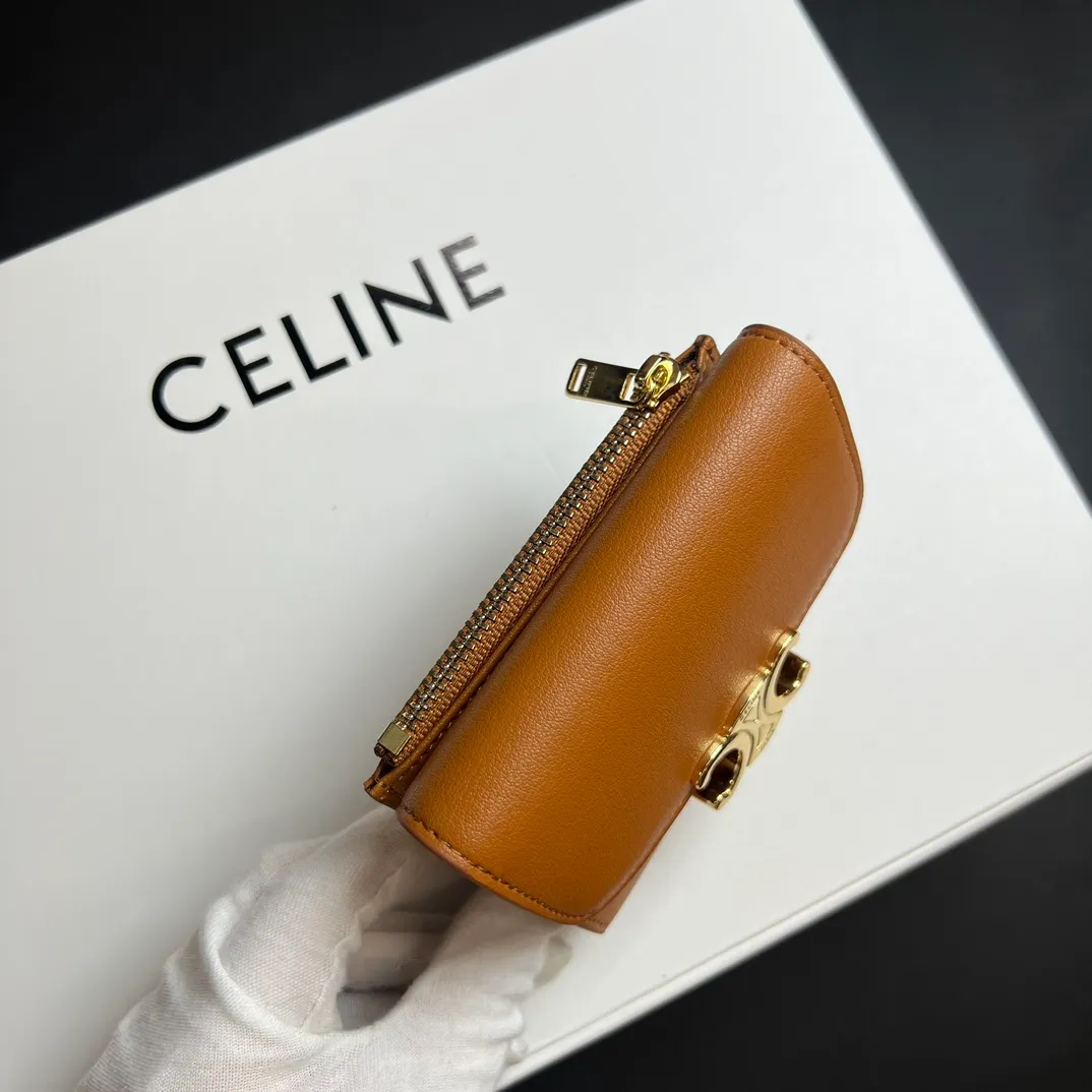 💰150 💎Top quality 🇫🇷 Brown💓 𝗖𝗘𝗟𝗜𝗡𝗘 Arc de Triomphe wallet 2-in-1, full calfskin, second layer leather, non-transferable ‼ ️ Celine’s new glossy cow leather short coin purse ❤️ TRIOMPHE metallic snaps A small item that enhances taste, a classic and popular model. It is good-looking and easy to use. It is small and portable. All kinds of bank cards and ID documents are easy to throw around. You no longer have to worry about not being able to find it. It is a daily essential item. 5 card slots, 1 banknote slot, 1 detachable card pocket. It is really full of everything even though it is small~ The wallet can be used for a long time without losing any money. The high-end packaging also gives you face, so go ahead. Model: 10l653DS3 / 16332 /10I653 Size: 9.5×7.5×3cm