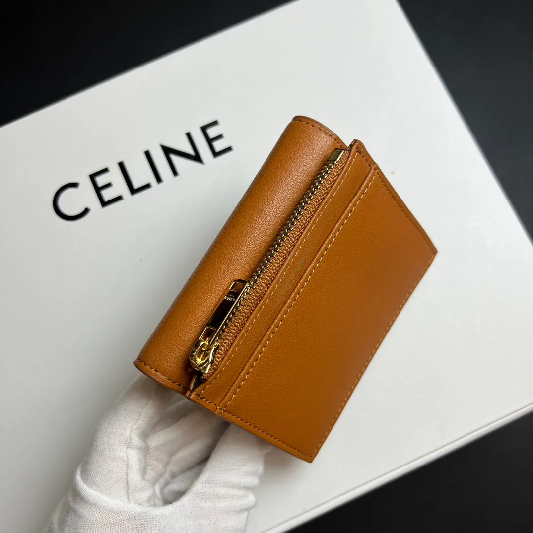 💰150 💎Top quality 🇫🇷 Brown💓 𝗖𝗘𝗟𝗜𝗡𝗘 Arc de Triomphe wallet 2-in-1, full calfskin, second layer leather, non-transferable ‼ ️ Celine’s new glossy cow leather short coin purse ❤️ TRIOMPHE metallic snaps A small item that enhances taste, a classic and popular model. It is good-looking and easy to use. It is small and portable. All kinds of bank cards and ID documents are easy to throw around. You no longer have to worry about not being able to find it. It is a daily essential item. 5 card slots, 1 banknote slot, 1 detachable card pocket. It is really full of everything even though it is small~ The wallet can be used for a long time without losing any money. The high-end packaging also gives you face, so go ahead. Model: 10l653DS3 / 16332 /10I653 Size: 9.5×7.5×3cm