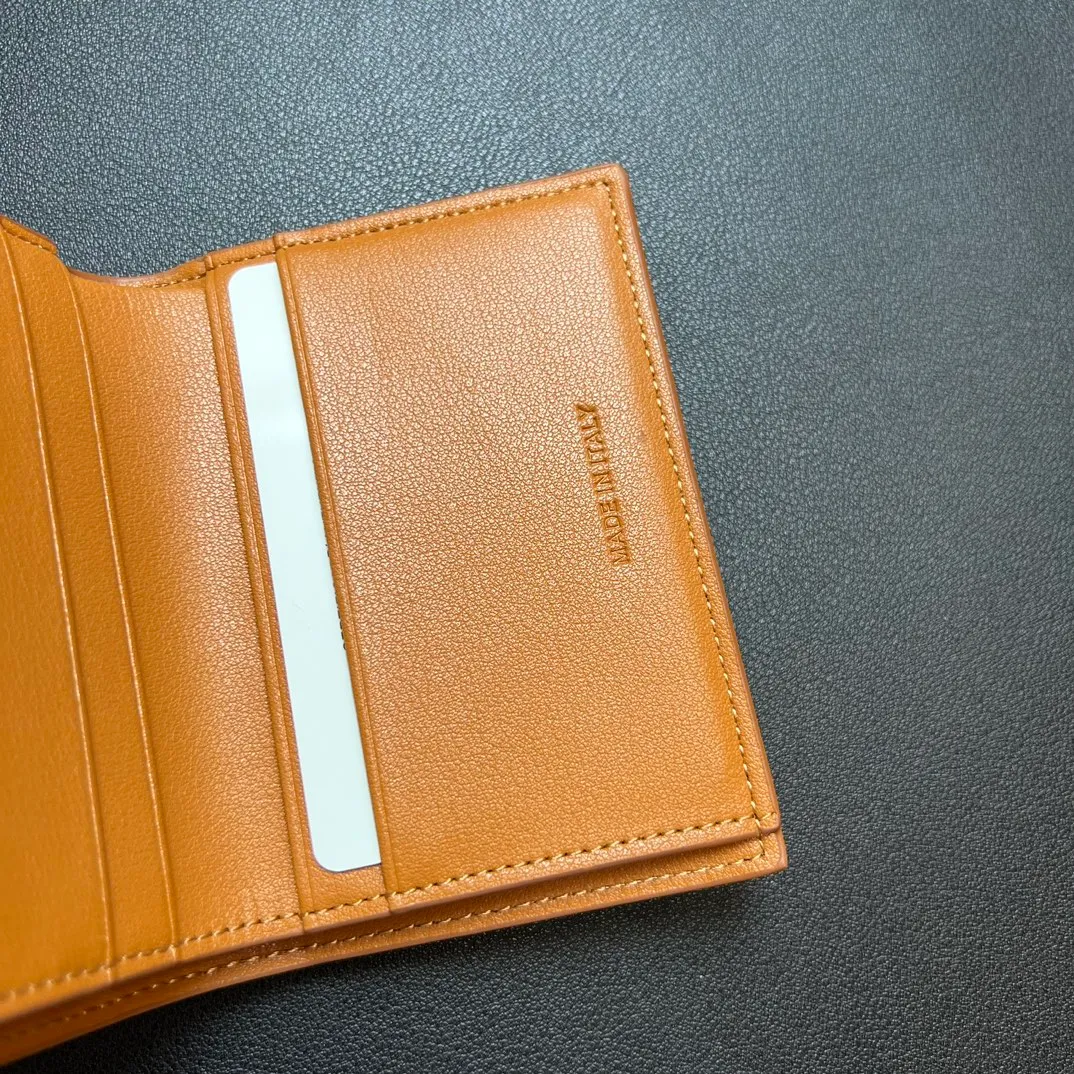 💰150 💎Top quality 🇫🇷 Brown💓 𝗖𝗘𝗟𝗜𝗡𝗘 Arc de Triomphe wallet 2-in-1, full calfskin, second layer leather, non-transferable ‼ ️ Celine’s new glossy cow leather short coin purse ❤️ TRIOMPHE metallic snaps A small item that enhances taste, a classic and popular model. It is good-looking and easy to use. It is small and portable. All kinds of bank cards and ID documents are easy to throw around. You no longer have to worry about not being able to find it. It is a daily essential item. 5 card slots, 1 banknote slot, 1 detachable card pocket. It is really full of everything even though it is small~ The wallet can be used for a long time without losing any money. The high-end packaging also gives you face, so go ahead. Model: 10l653DS3 / 16332 /10I653 Size: 9.5×7.5×3cm