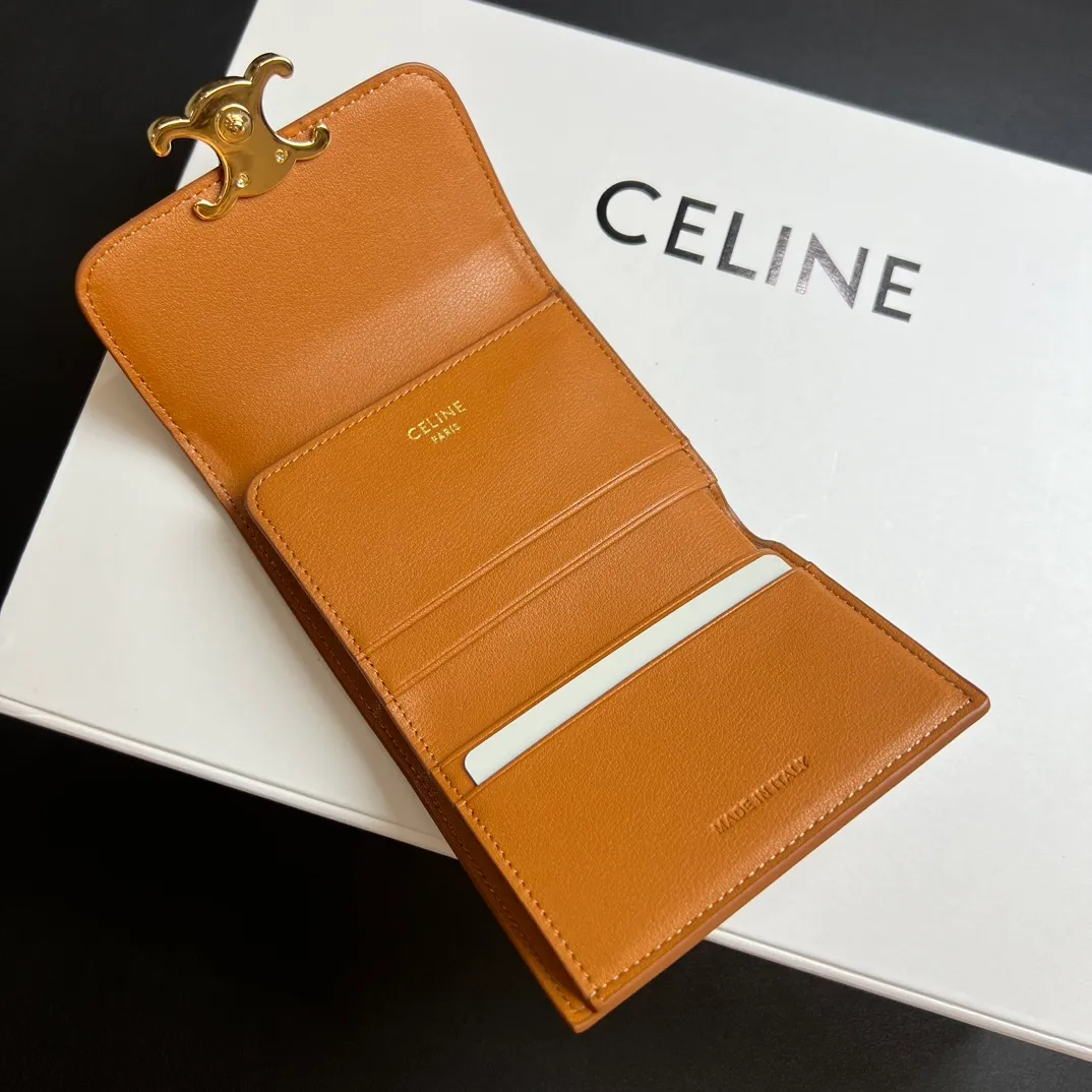 💰150 💎Top quality 🇫🇷 Brown💓 𝗖𝗘𝗟𝗜𝗡𝗘 Arc de Triomphe wallet 2-in-1, full calfskin, second layer leather, non-transferable ‼ ️ Celine’s new glossy cow leather short coin purse ❤️ TRIOMPHE metallic snaps A small item that enhances taste, a classic and popular model. It is good-looking and easy to use. It is small and portable. All kinds of bank cards and ID documents are easy to throw around. You no longer have to worry about not being able to find it. It is a daily essential item. 5 card slots, 1 banknote slot, 1 detachable card pocket. It is really full of everything even though it is small~ The wallet can be used for a long time without losing any money. The high-end packaging also gives you face, so go ahead. Model: 10l653DS3 / 16332 /10I653 Size: 9.5×7.5×3cm