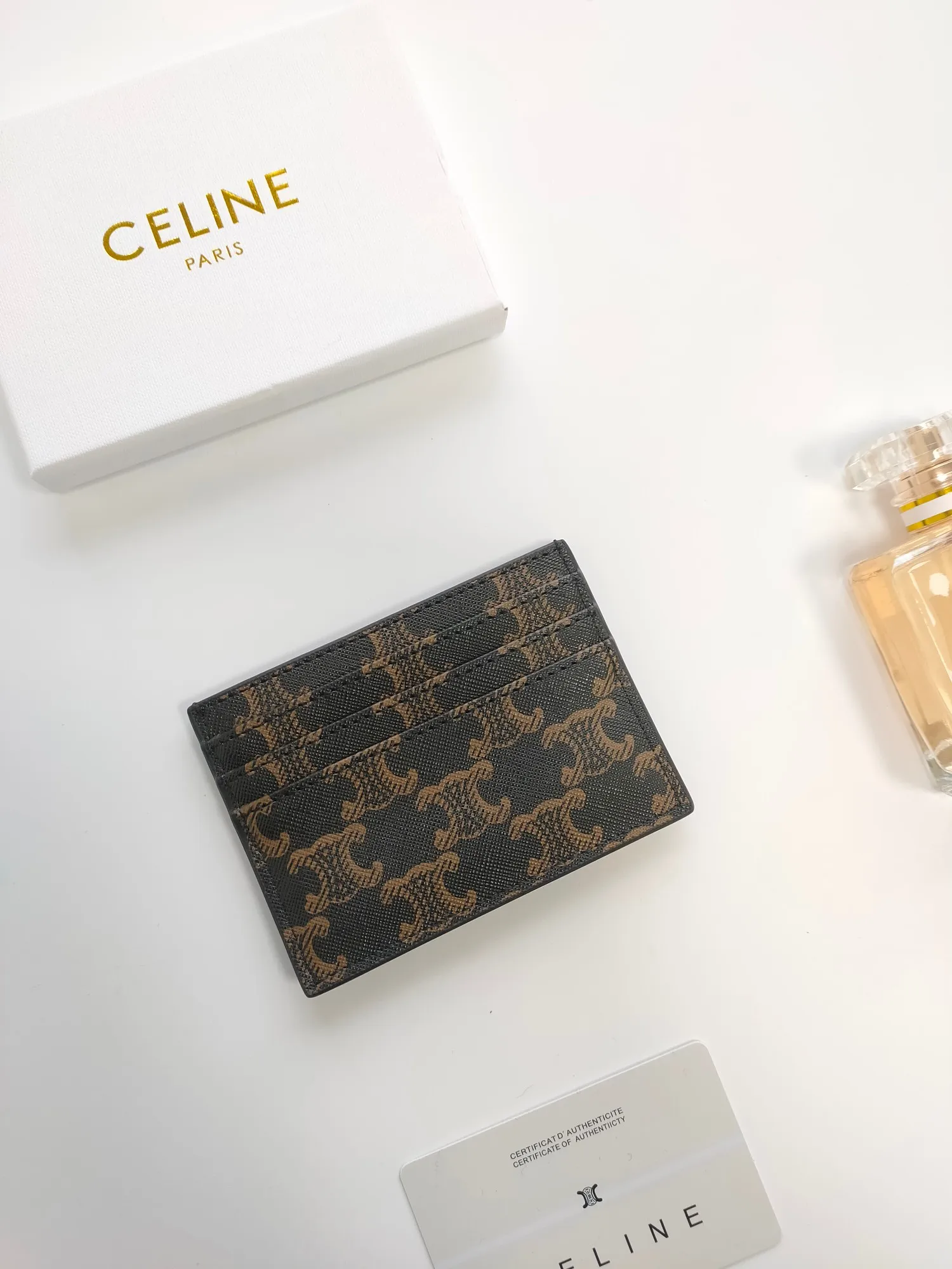 💰90💰CELINE's new embossed logo card holder, made of first-layer cowhide, two card slots + one middle pocket Style number: 10L833 Size: 10.5×7cm