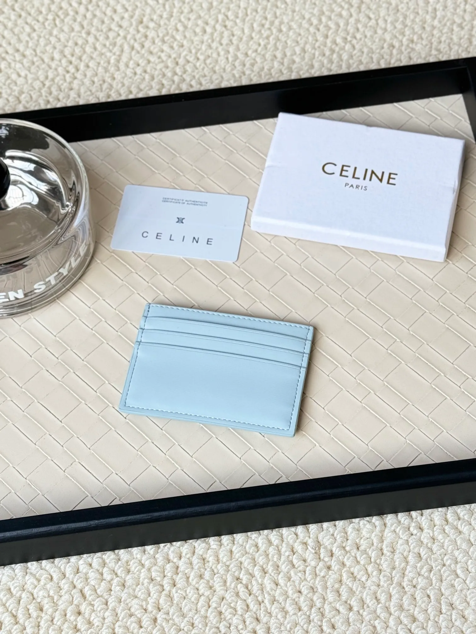 💰100 super mini card holder CELINE's new embossed logo card holder, made of first-layer cowhide, two card slots + one middle pocket Style number: 10L833 Size: 10.5×7cm