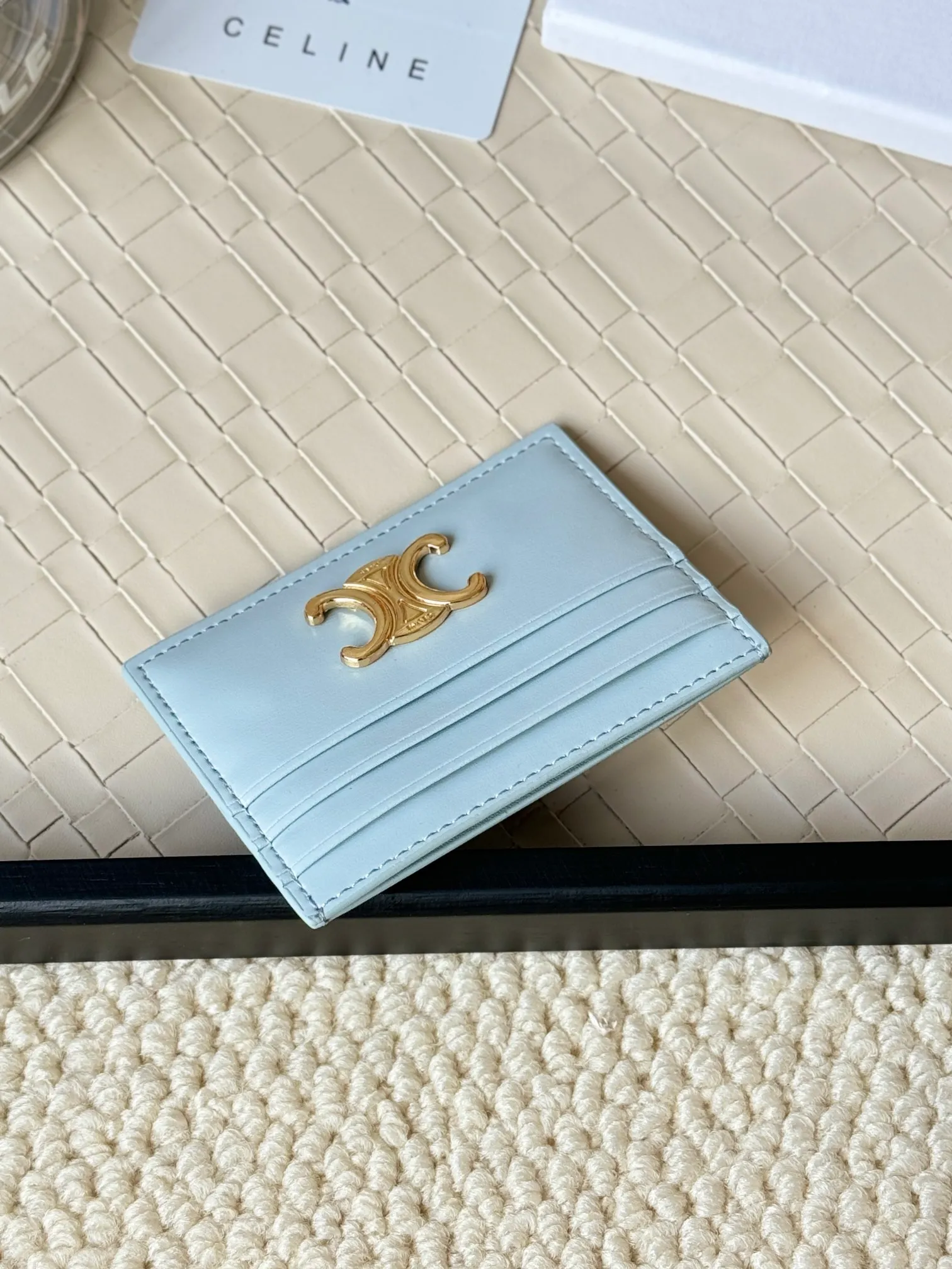 💰100 super mini card holder CELINE's new embossed logo card holder, made of first-layer cowhide, two card slots + one middle pocket Style number: 10L833 Size: 10.5×7cm