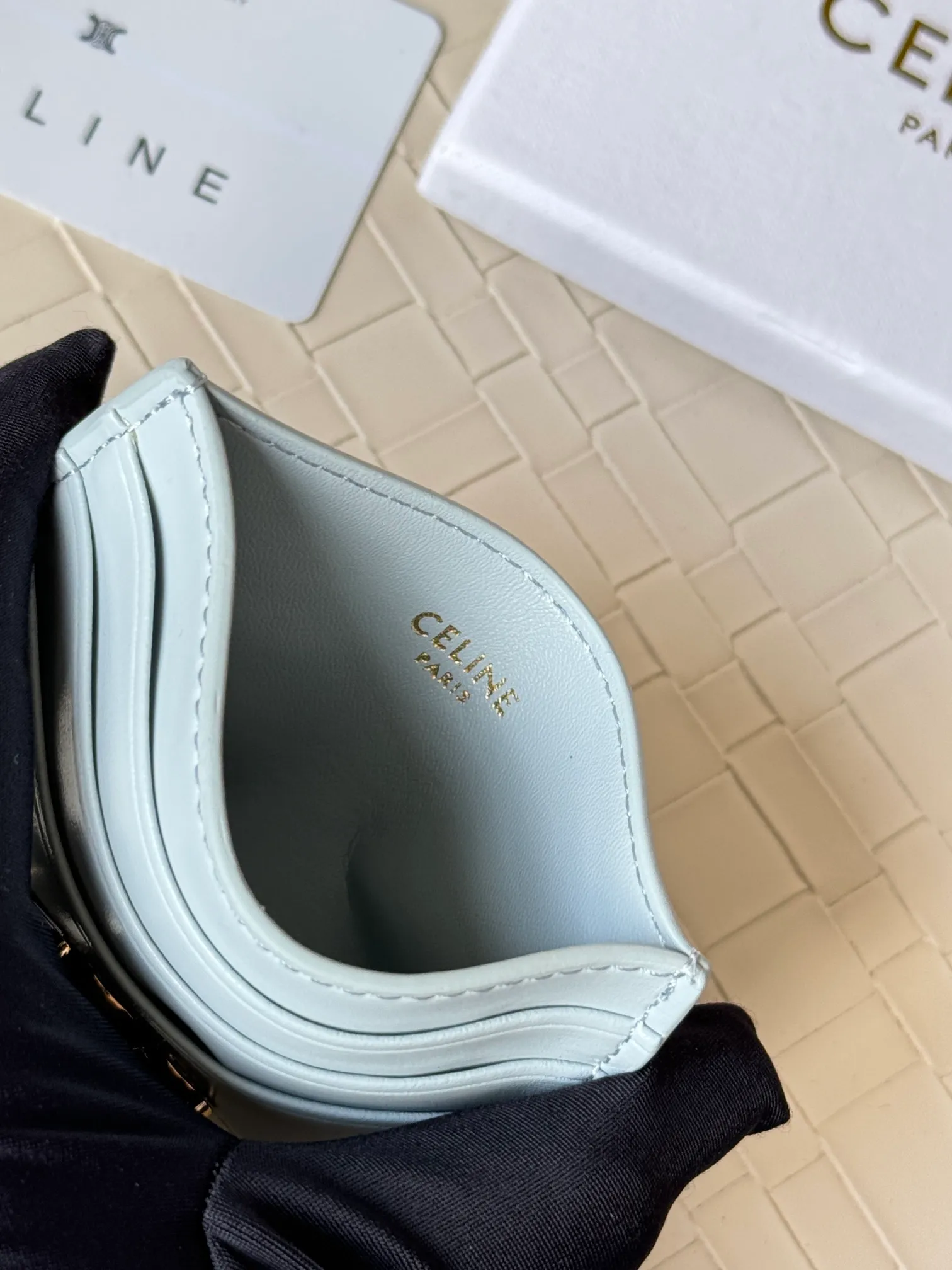 💰100 super mini card holder CELINE's new embossed logo card holder, made of first-layer cowhide, two card slots + one middle pocket Style number: 10L833 Size: 10.5×7cm