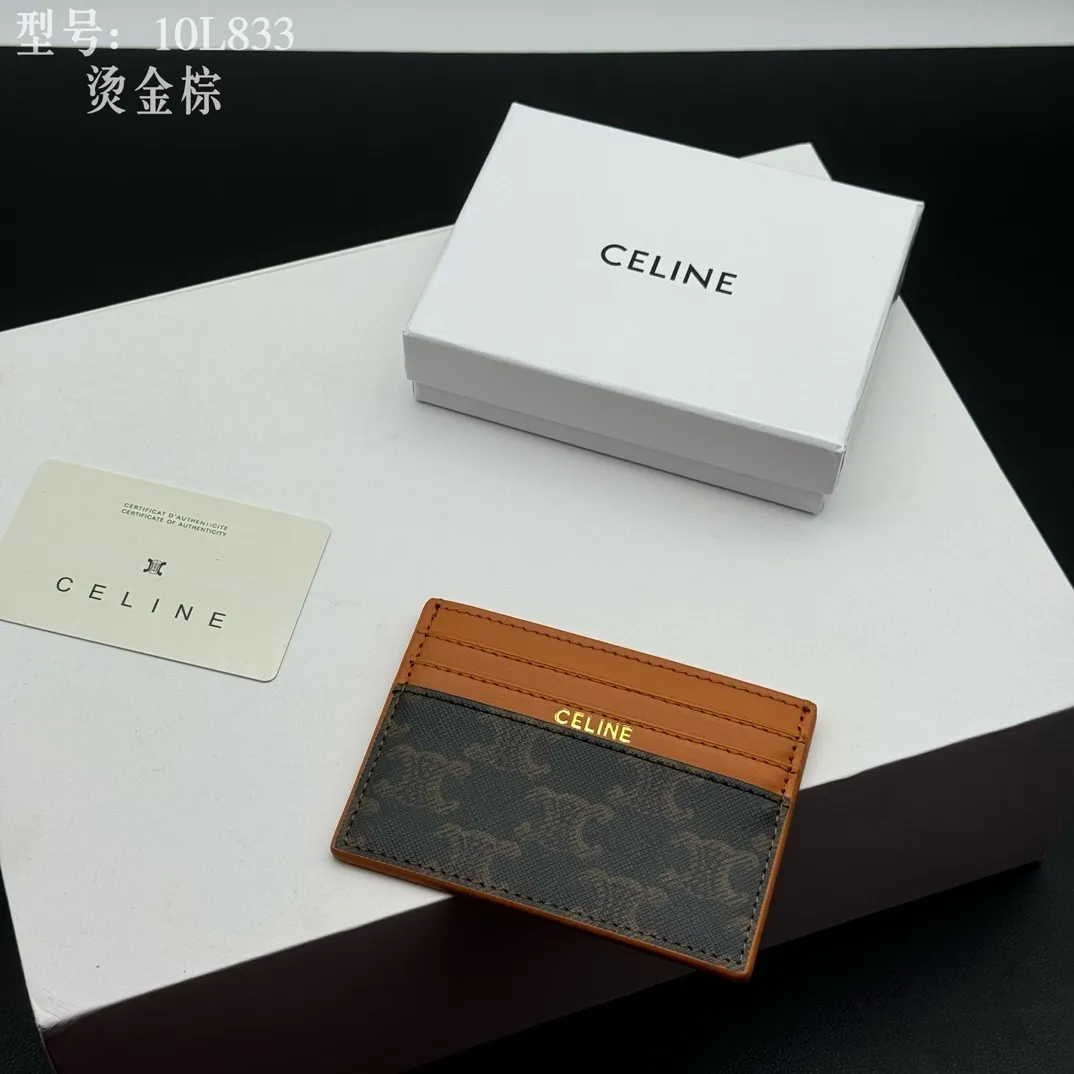 💰90 💎Top quality high version calf leather 💌 𝗖𝗘𝗟𝗜𝗡𝗘 | 𝗧𝗥𝗜𝗢𝗠𝗣𝗛𝗘 Arc de Triomphe small card holder 〰️ Celine's new embossed logo card holder, made of first-layer cowhide, two card slots + one middle pocket. Style number: 10L833 Size: 10.5×7cm