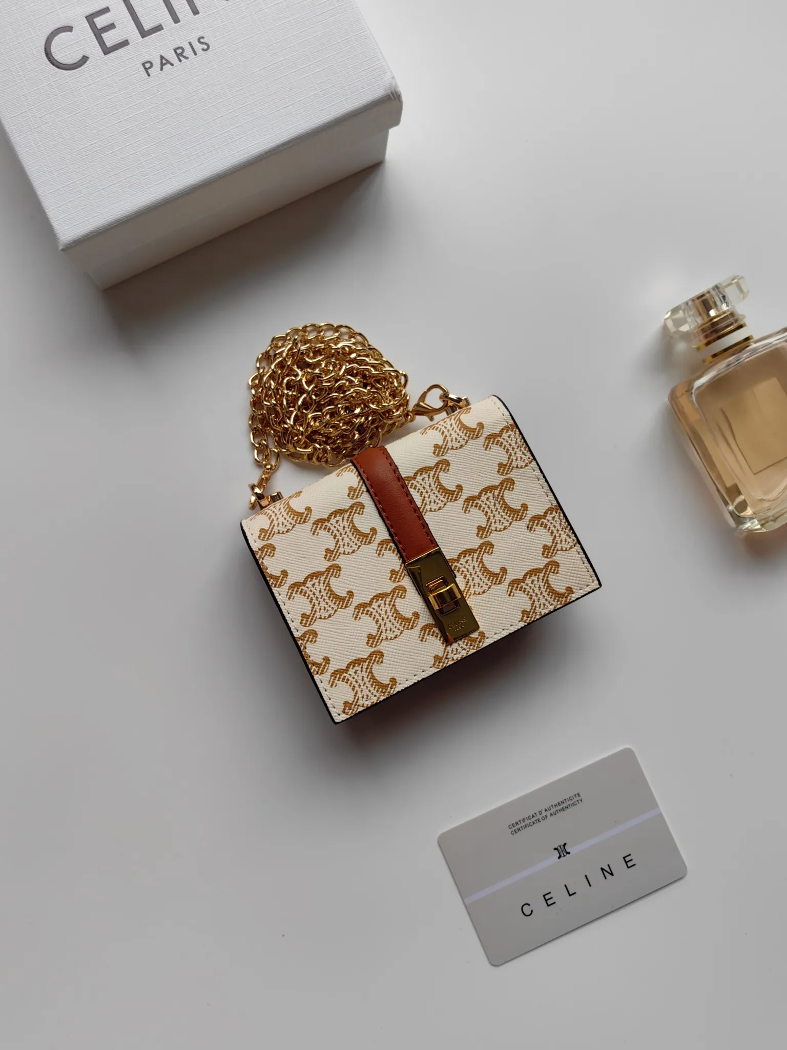 💰140 Celine's latest chain card holder, TRIOMPHE flip chain card holder, can be worn cross-body, classic pattern with plain microfiber interior, rotating lock closure, 1 thickened main compartment, 2 inner card slots. No.: 10M472 Size: 10.5x8.5x3 cm