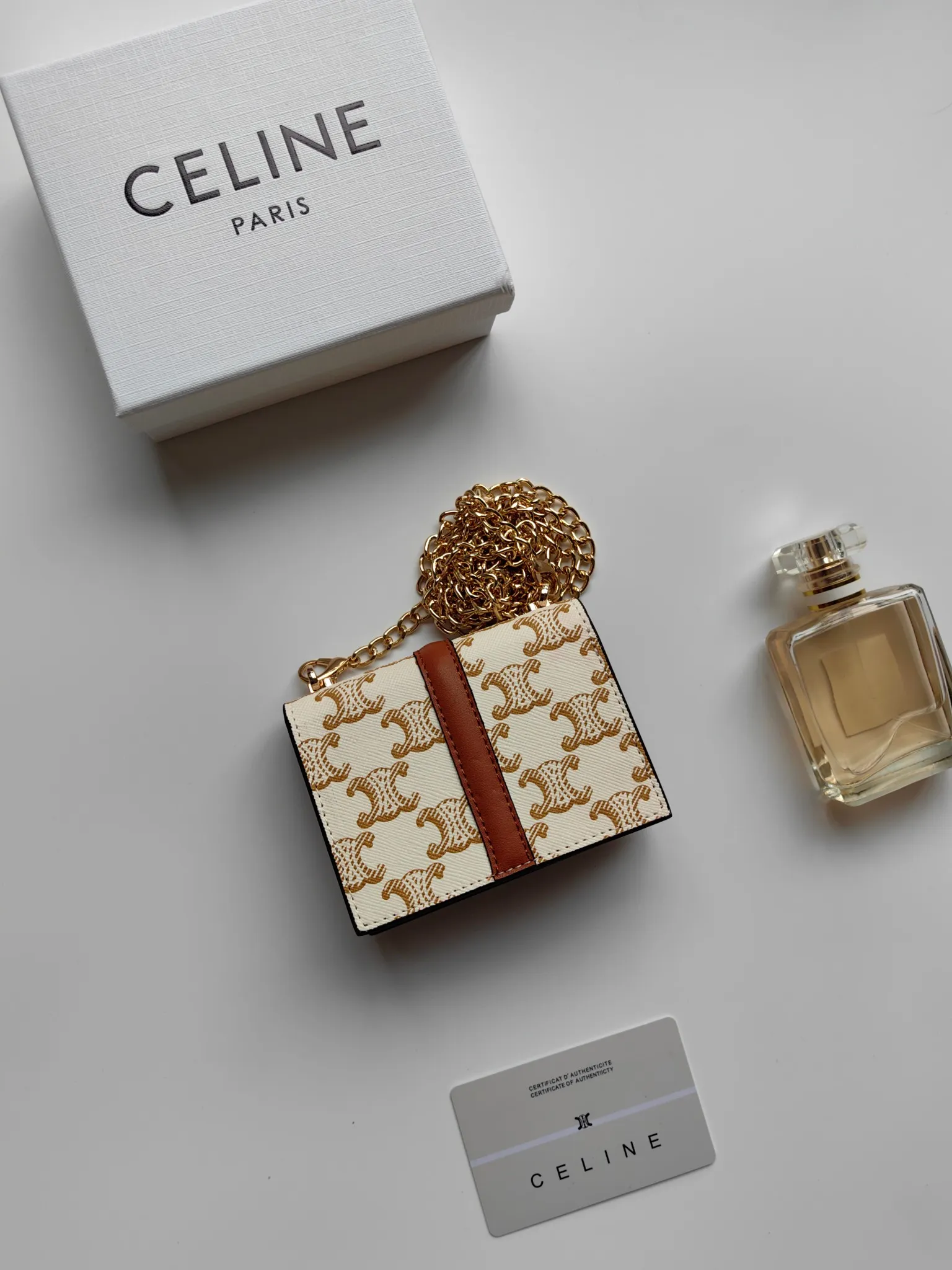 💰140 Celine's latest chain card holder, TRIOMPHE flip chain card holder, can be worn cross-body, classic pattern with plain microfiber interior, rotating lock closure, 1 thickened main compartment, 2 inner card slots. No.: 10M472 Size: 10.5x8.5x3 cm