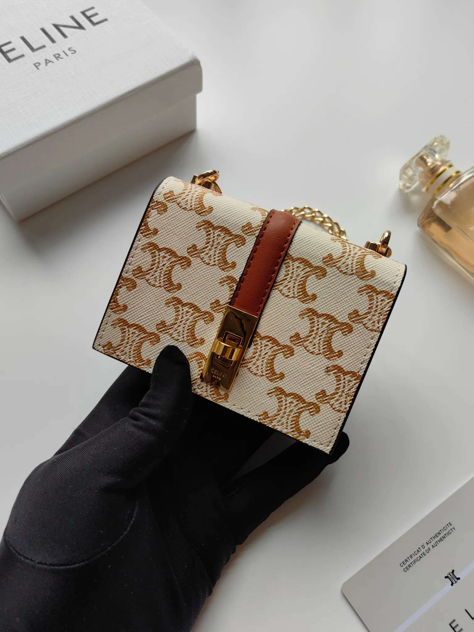 💰140 Celine's latest chain card holder, TRIOMPHE flip chain card holder, can be worn cross-body, classic pattern with plain microfiber interior, rotating lock closure, 1 thickened main compartment, 2 inner card slots. No.: 10M472 Size: 10.5x8.5x3 cm