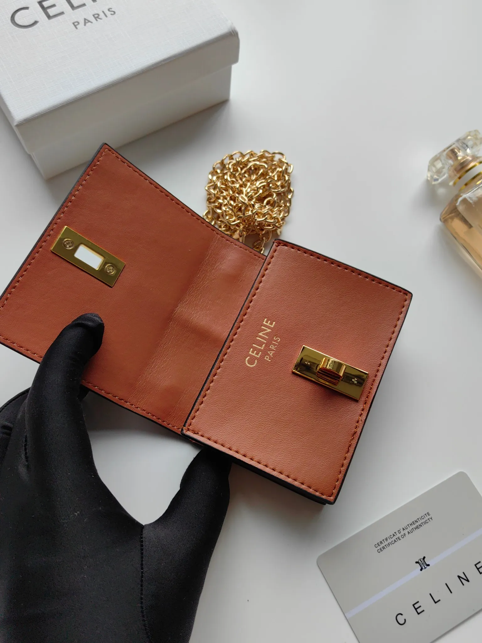 💰140 Celine's latest chain card holder, TRIOMPHE flip chain card holder, can be worn cross-body, classic pattern with plain microfiber interior, rotating lock closure, 1 thickened main compartment, 2 inner card slots. No.: 10M472 Size: 10.5x8.5x3 cm
