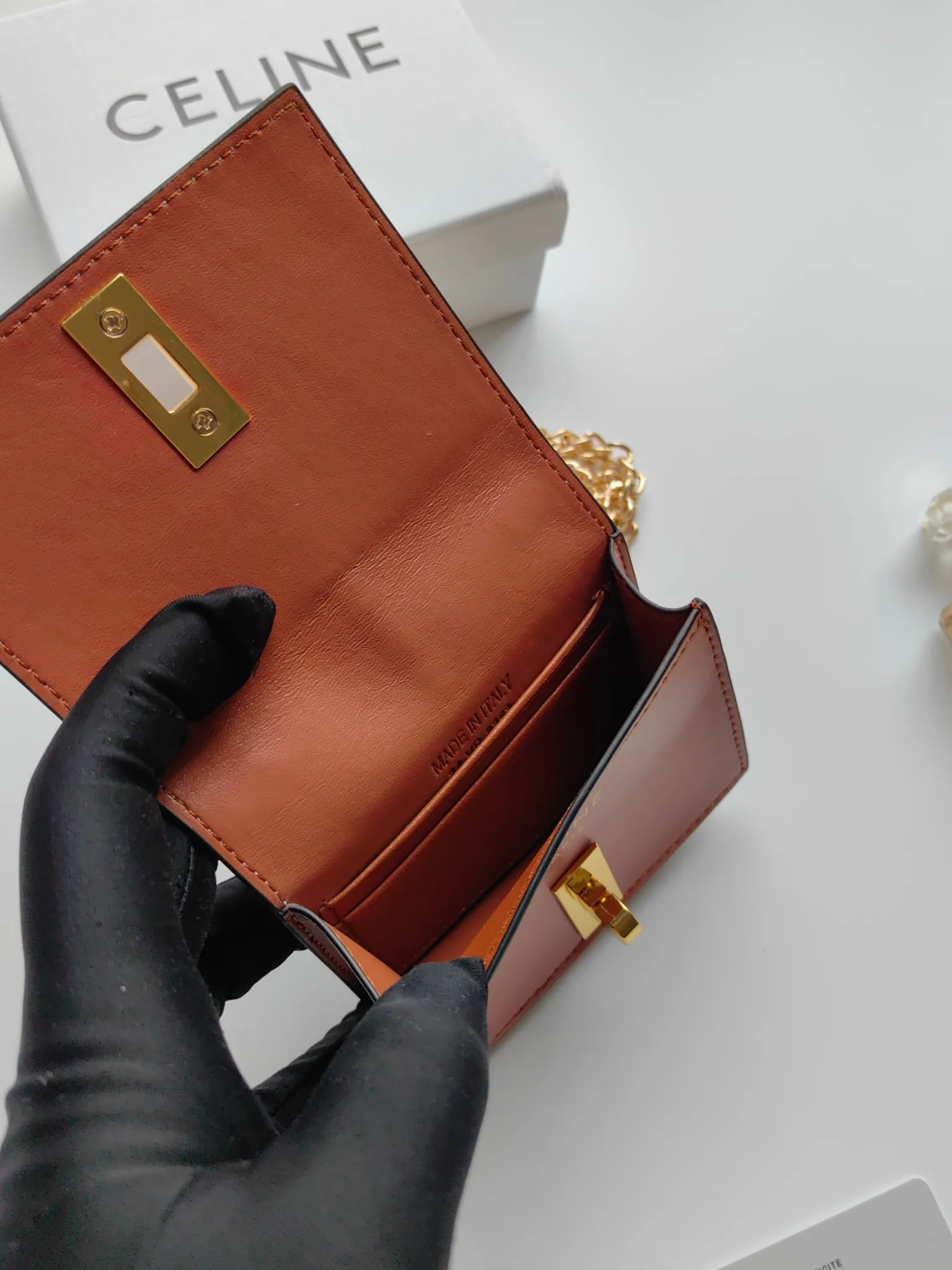 💰140 Celine's latest chain card holder, TRIOMPHE flip chain card holder, can be worn cross-body, classic pattern with plain microfiber interior, rotating lock closure, 1 thickened main compartment, 2 inner card slots. No.: 10M472 Size: 10.5x8.5x3 cm