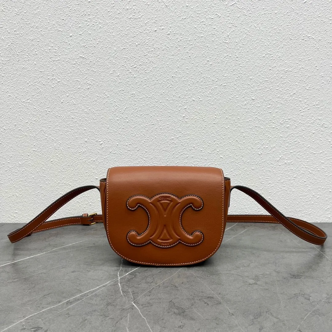 New product from C family ~ 2022 spring and summer FOLCO saddle bag. This bag is about the same size as a classic presbyopic saddle, and it has a magnetic buckle, which is very convenient to open and close. The leather is very shiny and not prone to scratches.  Continuing the design of the classic bag, changing the coated printed material to a full leather design will give it a more texture~ And the Arc de Triomphe uses three-dimensional carving technology~ It is really exquisite. The bag is very light and can hold the necessary things for girls to travel. It is super practical! Style number: 198263 Size: 18.5×8×15