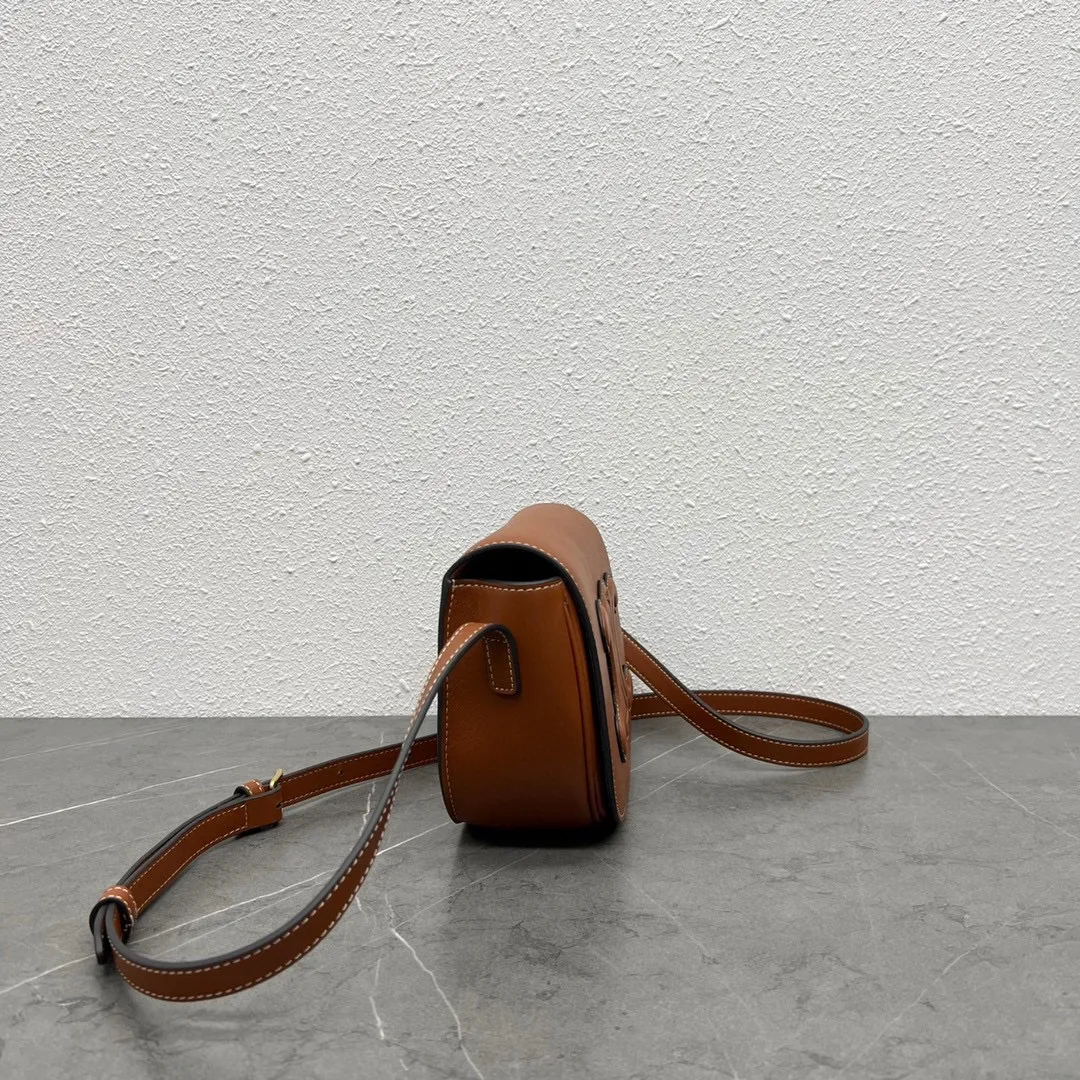 New product from C family ~ 2022 spring and summer FOLCO saddle bag. This bag is about the same size as a classic presbyopic saddle, and it has a magnetic buckle, which is very convenient to open and close. The leather is very shiny and not prone to scratches.  Continuing the design of the classic bag, changing the coated printed material to a full leather design will give it a more texture~ And the Arc de Triomphe uses three-dimensional carving technology~ It is really exquisite. The bag is very light and can hold the necessary things for girls to travel. It is super practical! Style number: 198263 Size: 18.5×8×15