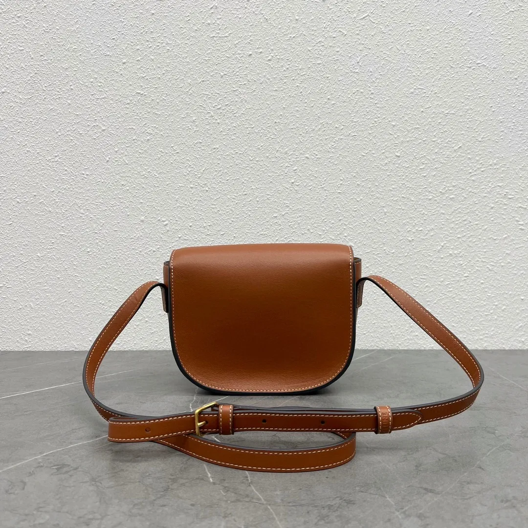 New product from C family ~ 2022 spring and summer FOLCO saddle bag. This bag is about the same size as a classic presbyopic saddle, and it has a magnetic buckle, which is very convenient to open and close. The leather is very shiny and not prone to scratches.  Continuing the design of the classic bag, changing the coated printed material to a full leather design will give it a more texture~ And the Arc de Triomphe uses three-dimensional carving technology~ It is really exquisite. The bag is very light and can hold the necessary things for girls to travel. It is super practical! Style number: 198263 Size: 18.5×8×15