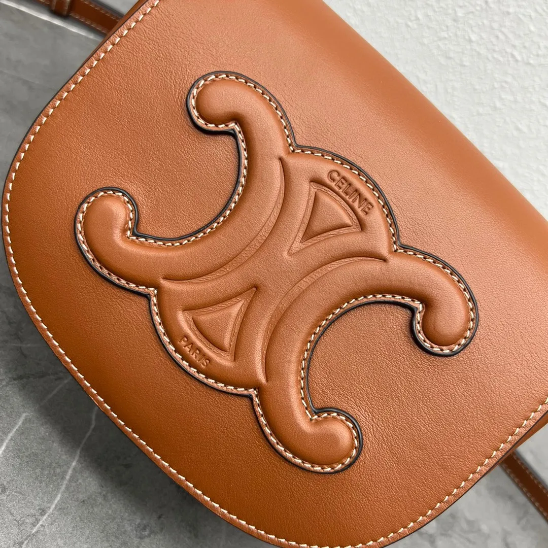 New product from C family ~ 2022 spring and summer FOLCO saddle bag. This bag is about the same size as a classic presbyopic saddle, and it has a magnetic buckle, which is very convenient to open and close. The leather is very shiny and not prone to scratches.  Continuing the design of the classic bag, changing the coated printed material to a full leather design will give it a more texture~ And the Arc de Triomphe uses three-dimensional carving technology~ It is really exquisite. The bag is very light and can hold the necessary things for girls to travel. It is super practical! Style number: 198263 Size: 18.5×8×15