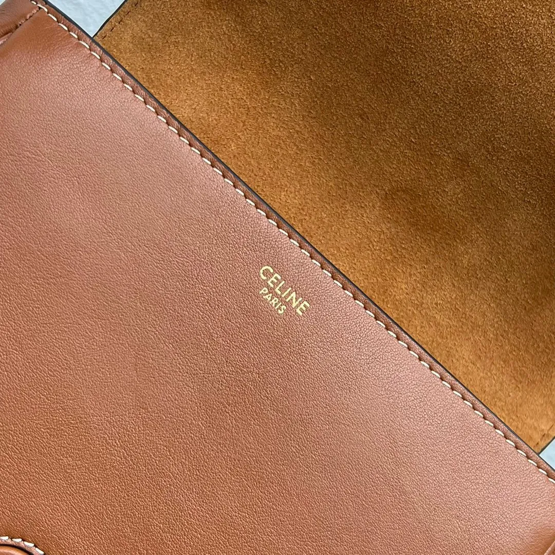 New product from C family ~ 2022 spring and summer FOLCO saddle bag. This bag is about the same size as a classic presbyopic saddle, and it has a magnetic buckle, which is very convenient to open and close. The leather is very shiny and not prone to scratches.  Continuing the design of the classic bag, changing the coated printed material to a full leather design will give it a more texture~ And the Arc de Triomphe uses three-dimensional carving technology~ It is really exquisite. The bag is very light and can hold the necessary things for girls to travel. It is super practical! Style number: 198263 Size: 18.5×8×15