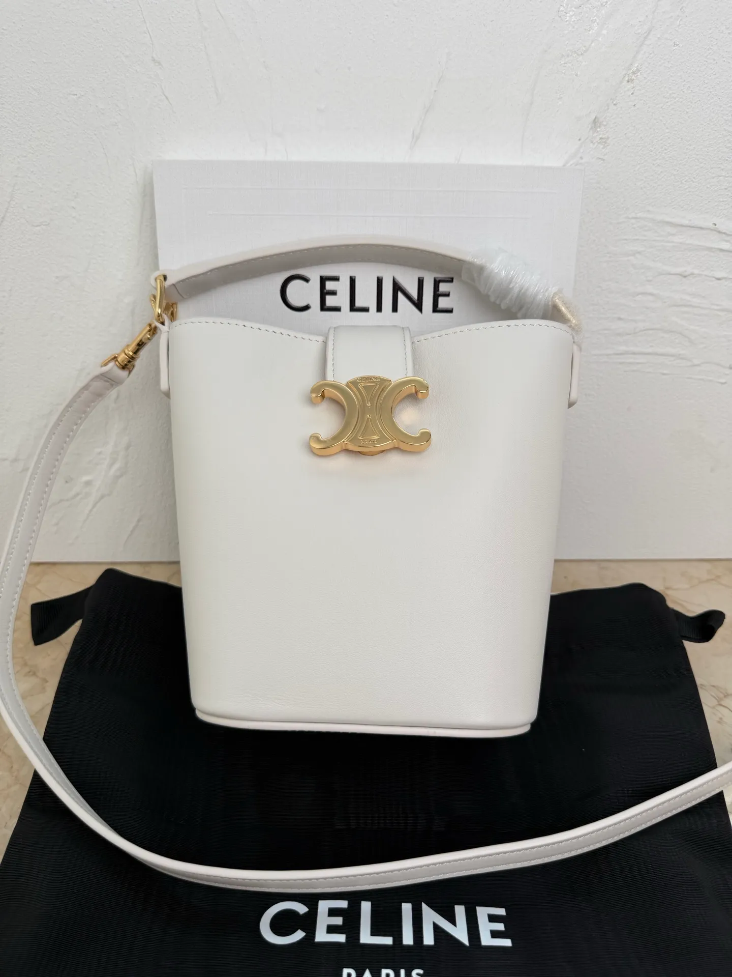 p1400 mini handbag, this model can hold larger smartphone models such as PLUS 5 X 6 X 4 inches (13.5 1 detachable and adjustable shoulder strap, minimum length 17 inches (44 cm), maximum length 23 inches (59 cm) Number: 10N473GHJ.38NO