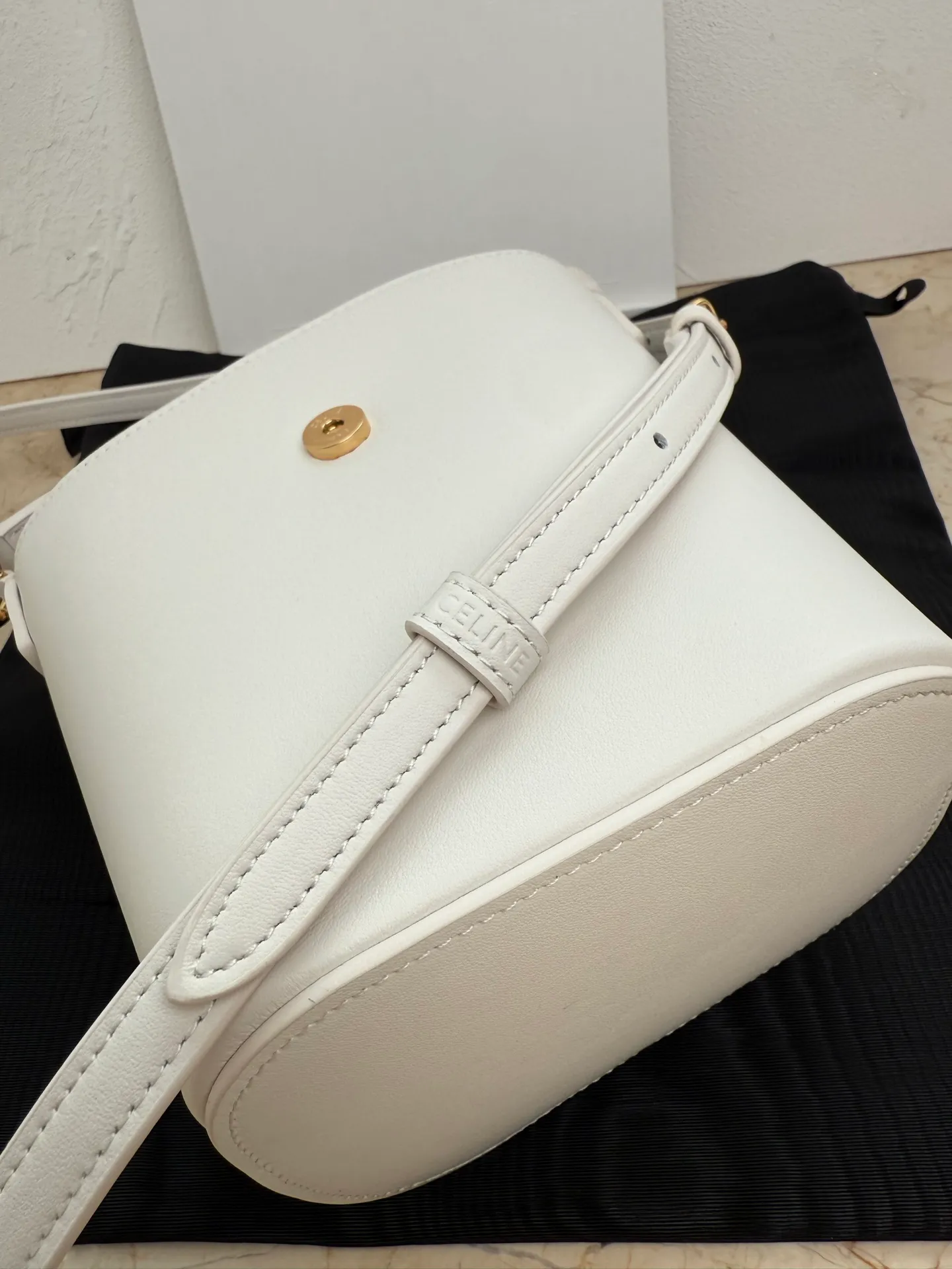 p1400 mini handbag, this model can hold larger smartphone models such as PLUS 5 X 6 X 4 inches (13.5 1 detachable and adjustable shoulder strap, minimum length 17 inches (44 cm), maximum length 23 inches (59 cm) Number: 10N473GHJ.38NO