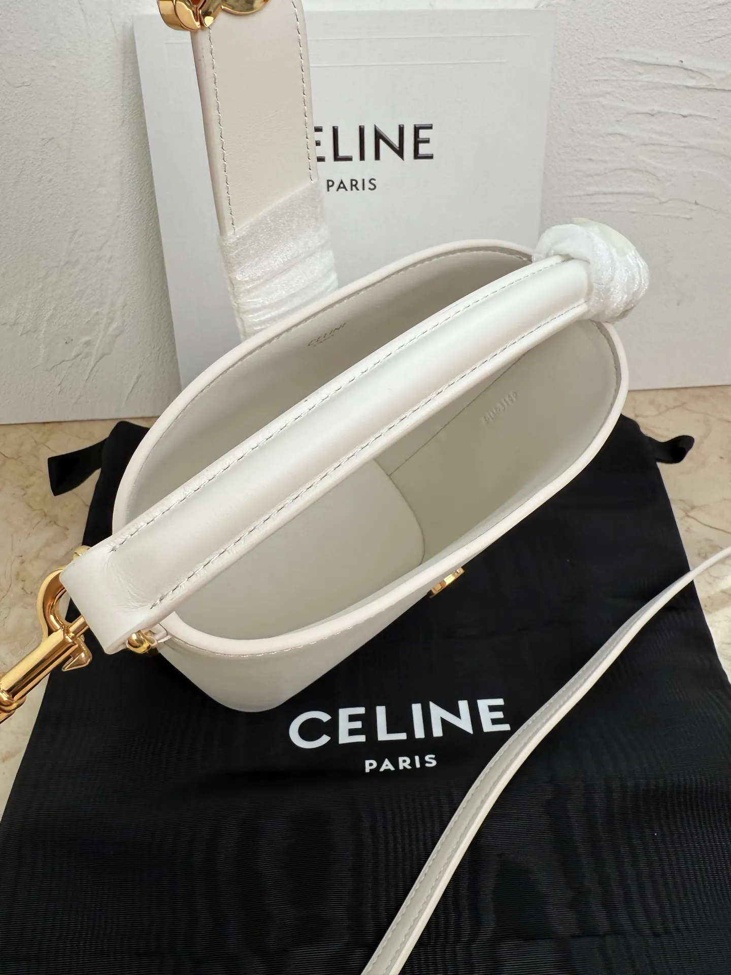 p1400 mini handbag, this model can hold larger smartphone models such as PLUS 5 X 6 X 4 inches (13.5 1 detachable and adjustable shoulder strap, minimum length 17 inches (44 cm), maximum length 23 inches (59 cm) Number: 10N473GHJ.38NO
