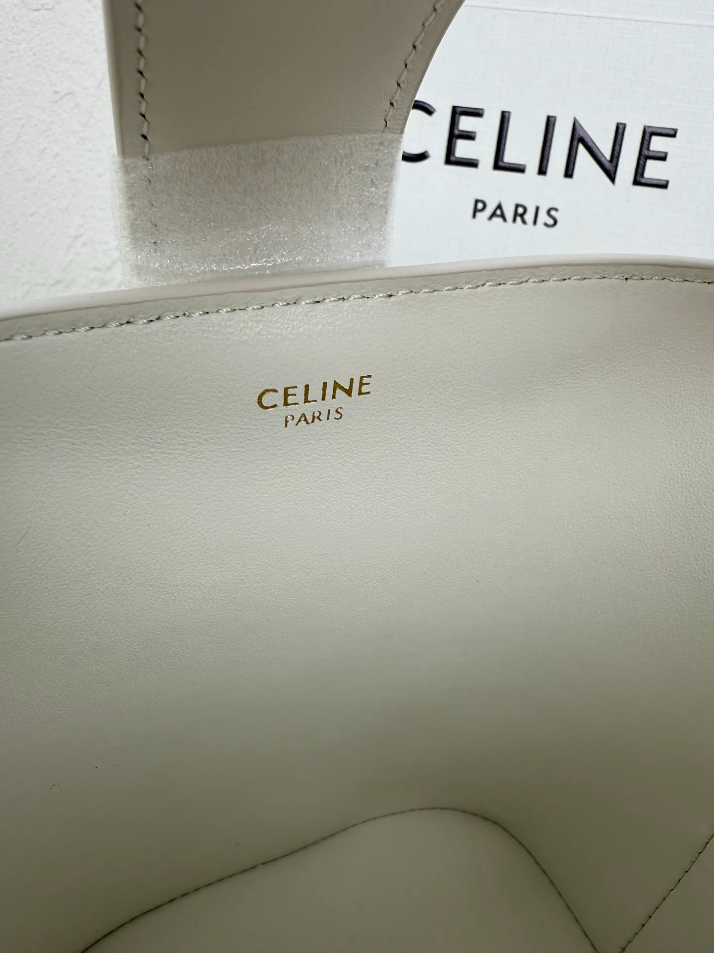 p1400 mini handbag, this model can hold larger smartphone models such as PLUS 5 X 6 X 4 inches (13.5 1 detachable and adjustable shoulder strap, minimum length 17 inches (44 cm), maximum length 23 inches (59 cm) Number: 10N473GHJ.38NO