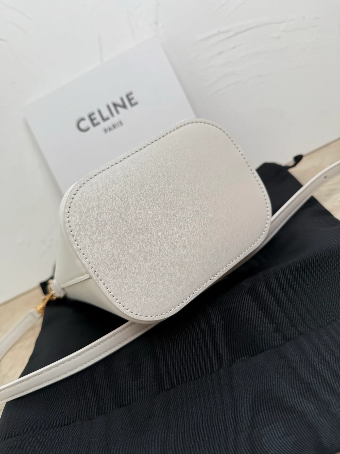 p1400 mini handbag, this model can hold larger smartphone models such as PLUS 5 X 6 X 4 inches (13.5 1 detachable and adjustable shoulder strap, minimum length 17 inches (44 cm), maximum length 23 inches (59 cm) Number: 10N473GHJ.38NO
