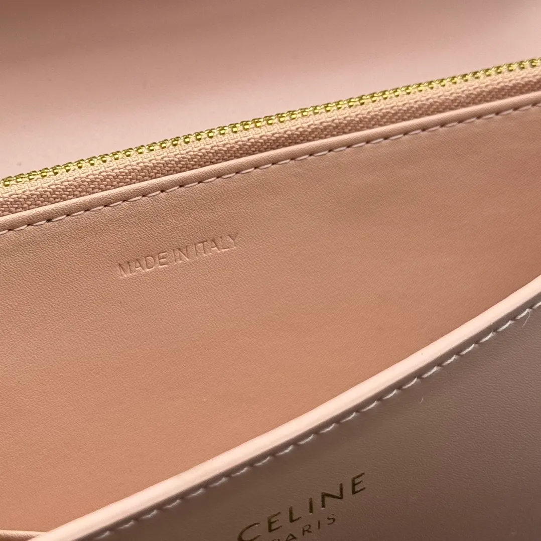 💰210 💎Upgraded original version💖 With top layer leather 𝗖𝗘𝗟𝗜𝗡𝗘 | 𝗧𝗥𝗜𝗢𝗠𝗣𝗛𝗘 Celine Arc de Triomphe Wallet💖 TRIOMPHE metallic snap button, 1 zipper pocket, 2 gusset partitions, 1 flat pocket, 12 card slots. Style number: C10E313 Size: 19X10