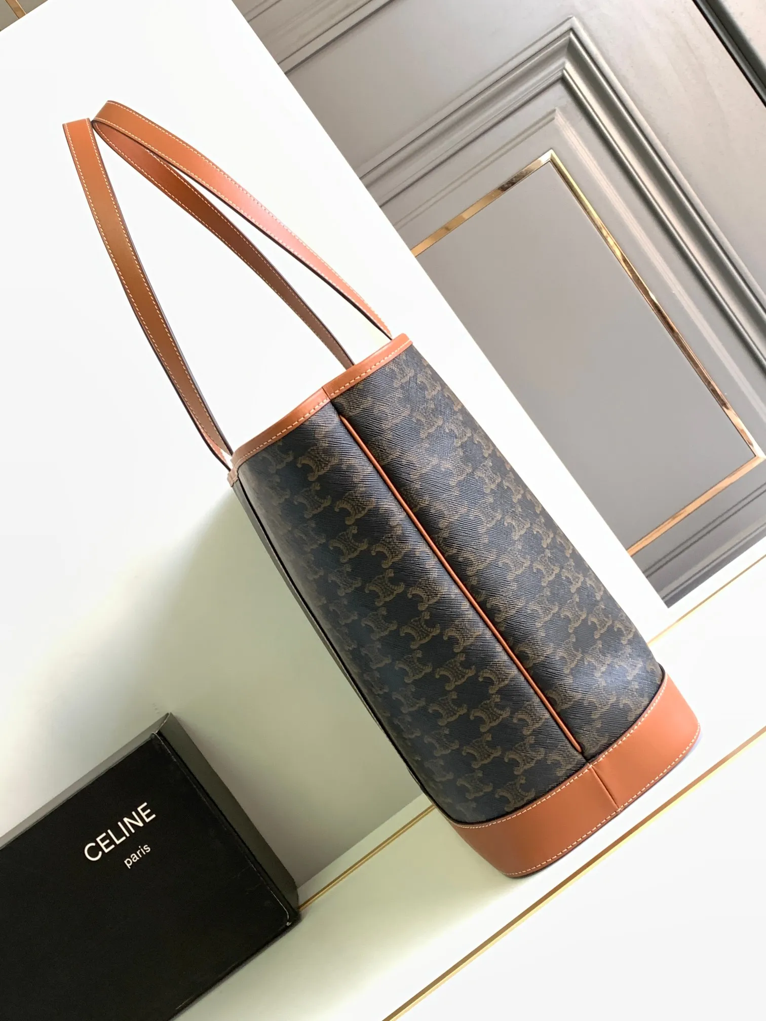 💰1440 The top product on the market CELIN_E CABAS medium logo printed cow leather handbag New product online! 💃The new CELINE hand-held tote ~ A must-have for lazy people [jumping] ~ This hand-held tote is very simple and has no liner. You can throw autumn and winter scarves in it casually. It has its own zippered inner pocket ~ The large size has more capacity than the small one 💯 CELINE's presbyopic material is very durable and resistant to scratches. It has a cotton base and a coating. It is very lightweight and has a slight waterproof function. Daily drink splashes or water stains can be gently wiped with a cotton cloth. It is a very easy-to-care material✔️ This model can fit a 14-inch laptop TRIOMPHE with an ordinary screen. CANVAS logo print, cowhide leather trim, textile lining, gold finish, shoulder and hand carry, snap button closure, 1 main compartment, 1 internal zipped pocket, handle drop 21.5 cm Dimensions: 31.5