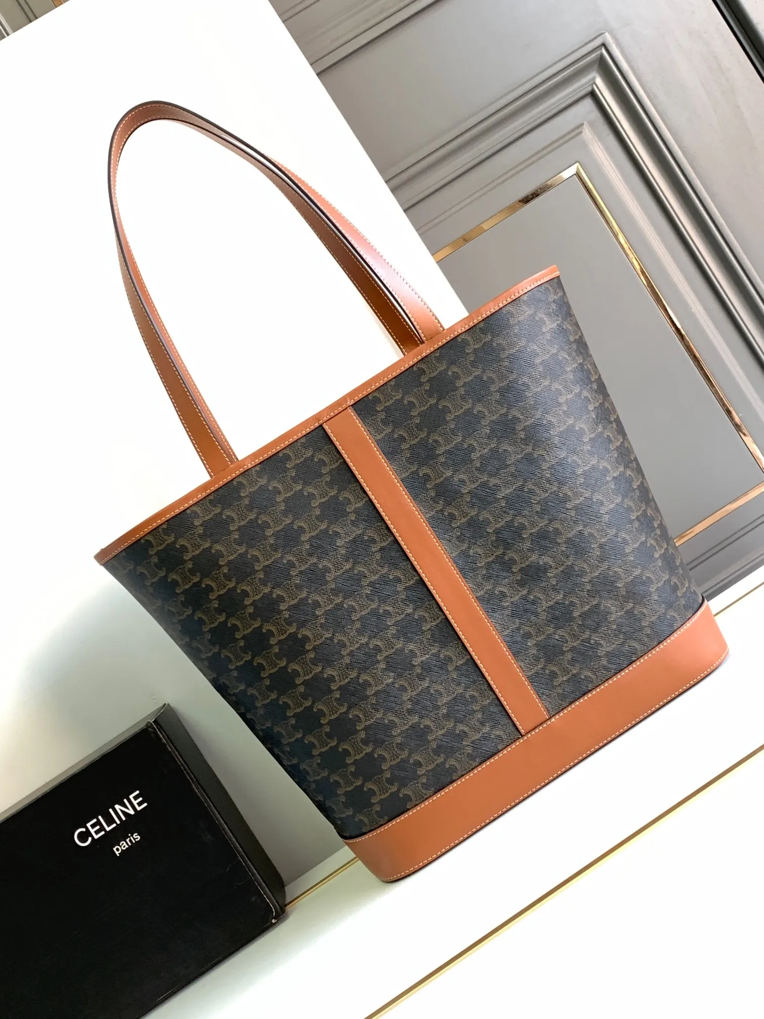 💰1440 The top product on the market CELIN_E CABAS medium logo printed cow leather handbag New product online! 💃The new CELINE hand-held tote ~ A must-have for lazy people [jumping] ~ This hand-held tote is very simple and has no liner. You can throw autumn and winter scarves in it casually. It has its own zippered inner pocket ~ The large size has more capacity than the small one 💯 CELINE's presbyopic material is very durable and resistant to scratches. It has a cotton base and a coating. It is very lightweight and has a slight waterproof function. Daily drink splashes or water stains can be gently wiped with a cotton cloth. It is a very easy-to-care material✔️ This model can fit a 14-inch laptop TRIOMPHE with an ordinary screen. CANVAS logo print, cowhide leather trim, textile lining, gold finish, shoulder and hand carry, snap button closure, 1 main compartment, 1 internal zipped pocket, handle drop 21.5 cm Dimensions: 31.5