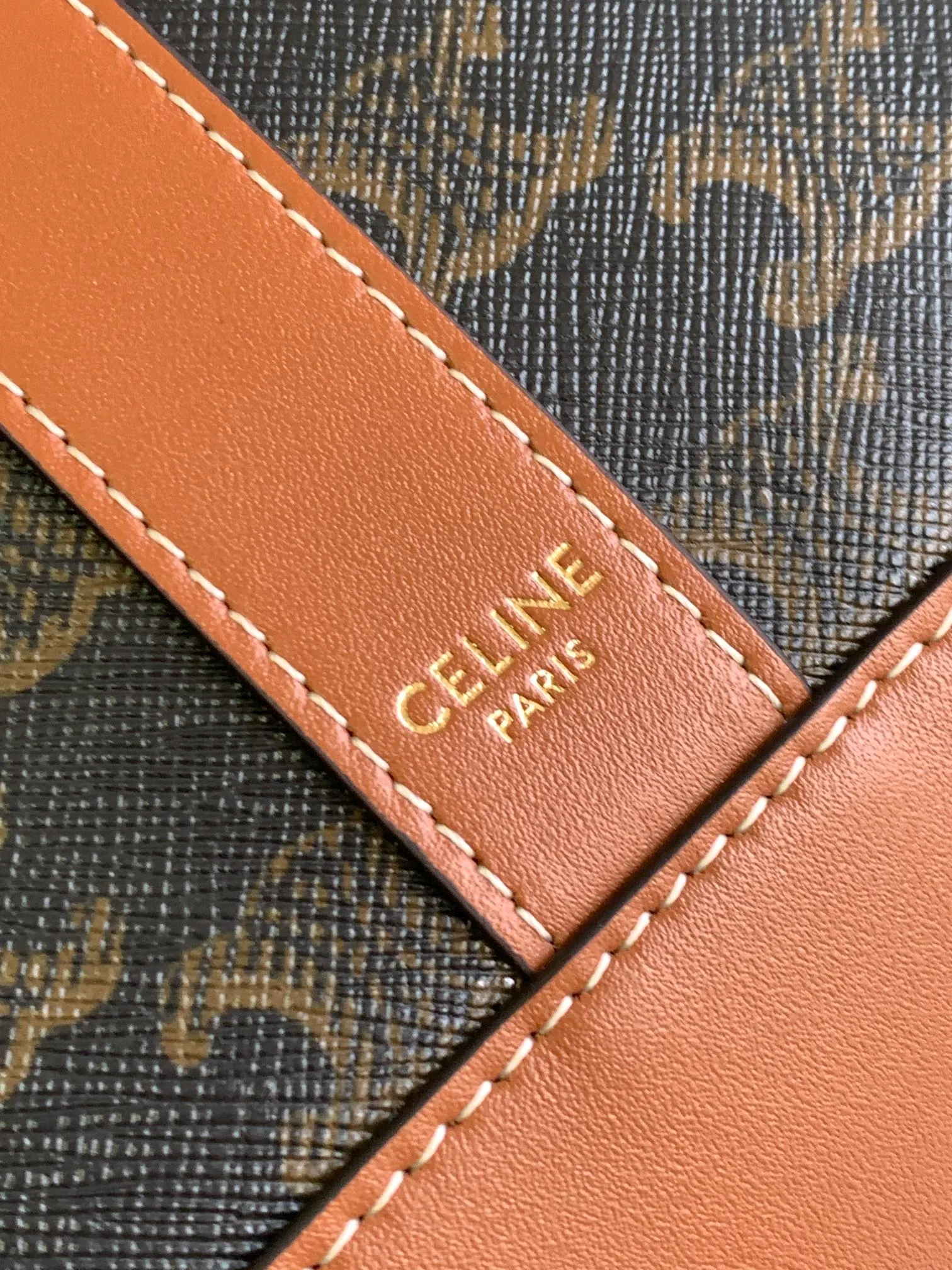 💰1440 The top product on the market CELIN_E CABAS medium logo printed cow leather handbag New product online! 💃The new CELINE hand-held tote ~ A must-have for lazy people [jumping] ~ This hand-held tote is very simple and has no liner. You can throw autumn and winter scarves in it casually. It has its own zippered inner pocket ~ The large size has more capacity than the small one 💯 CELINE's presbyopic material is very durable and resistant to scratches. It has a cotton base and a coating. It is very lightweight and has a slight waterproof function. Daily drink splashes or water stains can be gently wiped with a cotton cloth. It is a very easy-to-care material✔️ This model can fit a 14-inch laptop TRIOMPHE with an ordinary screen. CANVAS logo print, cowhide leather trim, textile lining, gold finish, shoulder and hand carry, snap button closure, 1 main compartment, 1 internal zipped pocket, handle drop 21.5 cm Dimensions: 31.5
